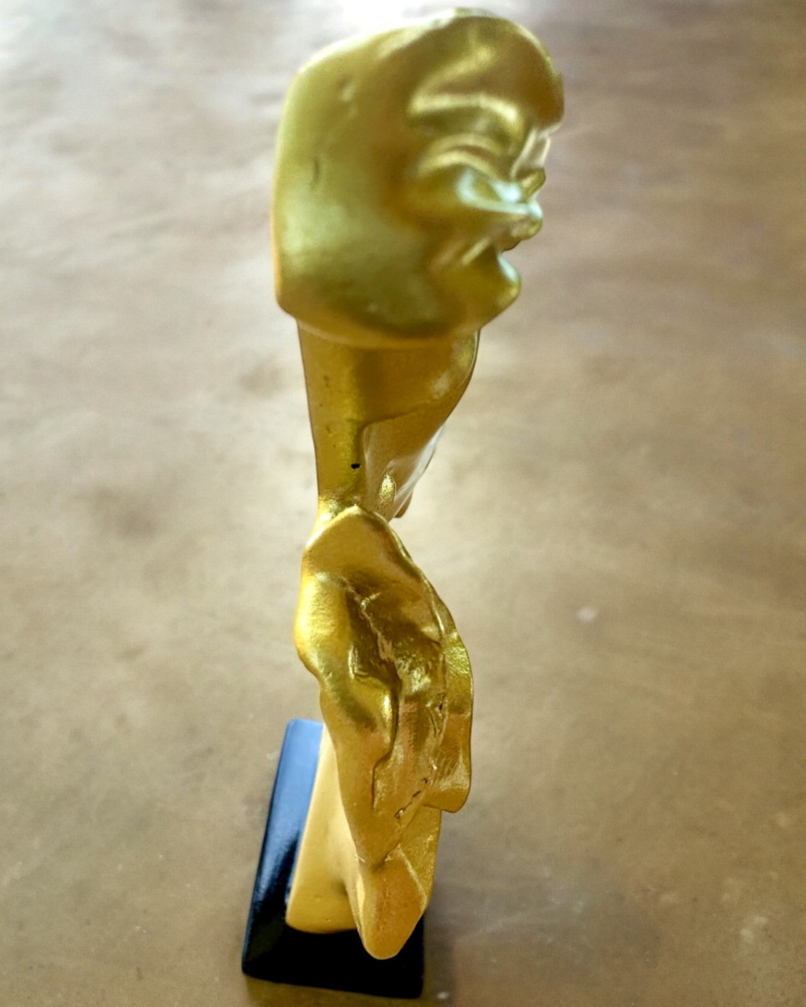 Figur "Eleganz in Stein" Farbe Gold - 13,5 cm Höhe, Dekorativ mit Gravuroption