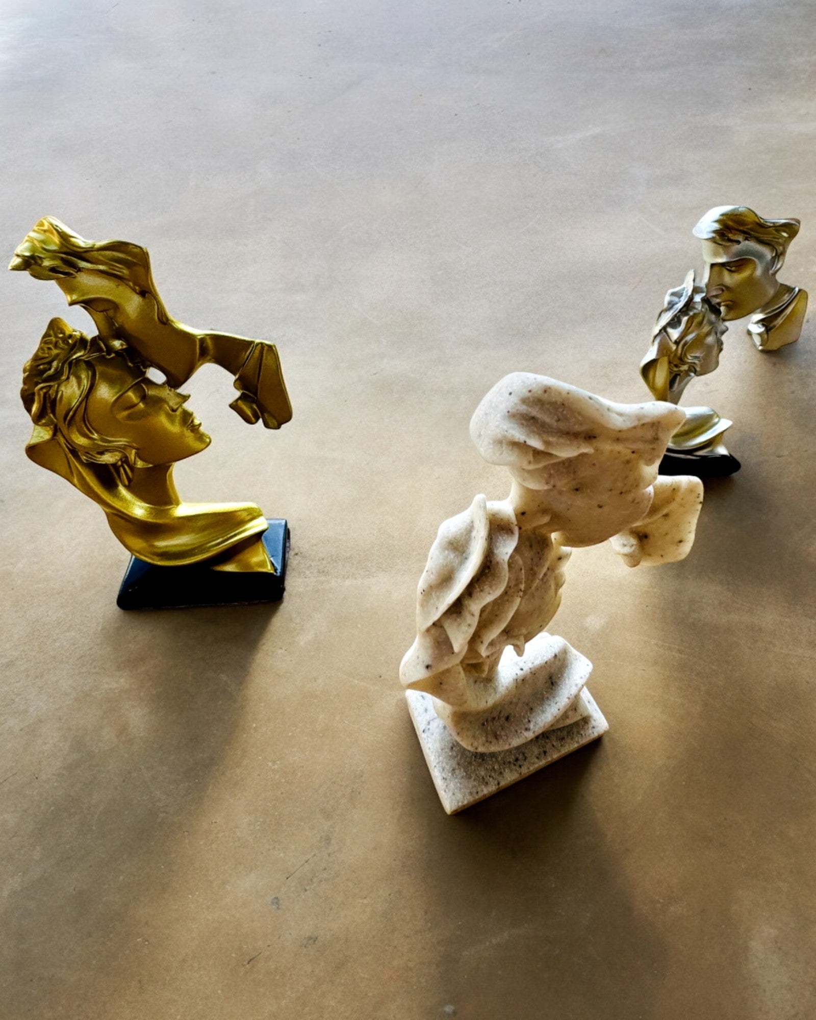 Figur "Eleganz in Stein" Farbe Gold - 13,5 cm Höhe, Dekorativ mit Gravuroption