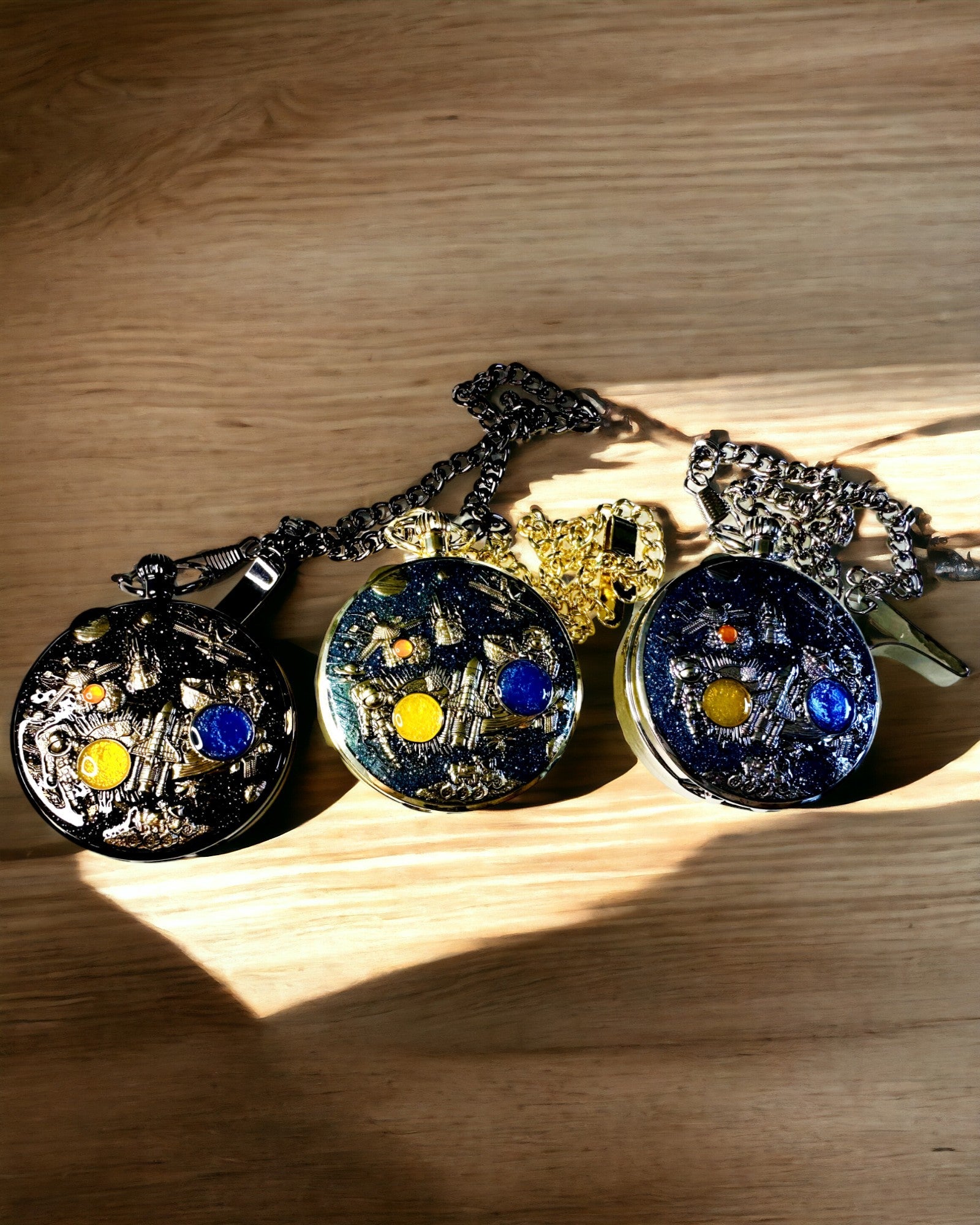 Taschenuhr "Astrum Temporis" - Goldener Rahmen. Möglichkeit zur Personalisierung mit Gravur.