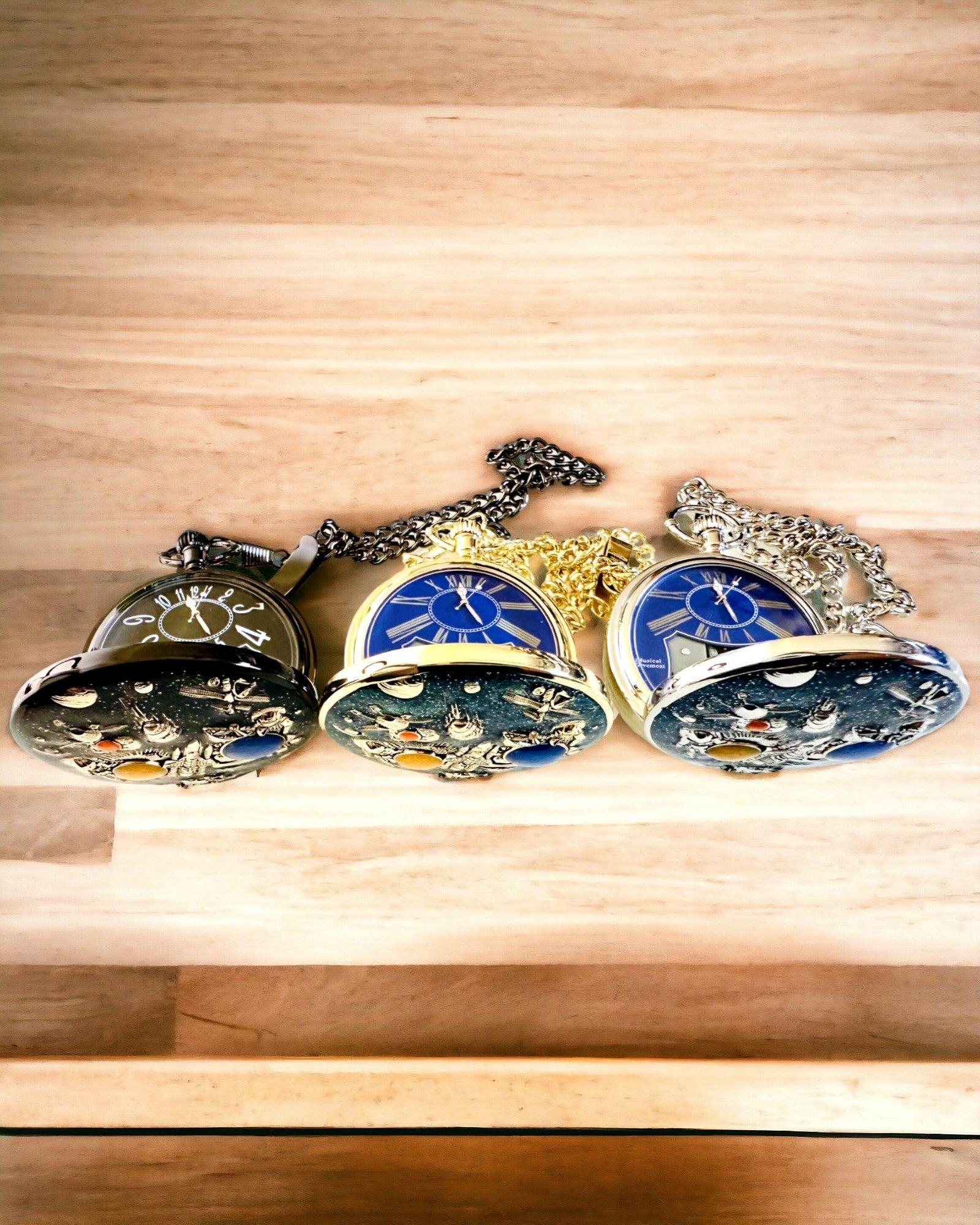 Taschenuhr "Astrum Temporis" - Schwarzer Rahmen. Möglichkeit zur Personalisierung mit Gravur.