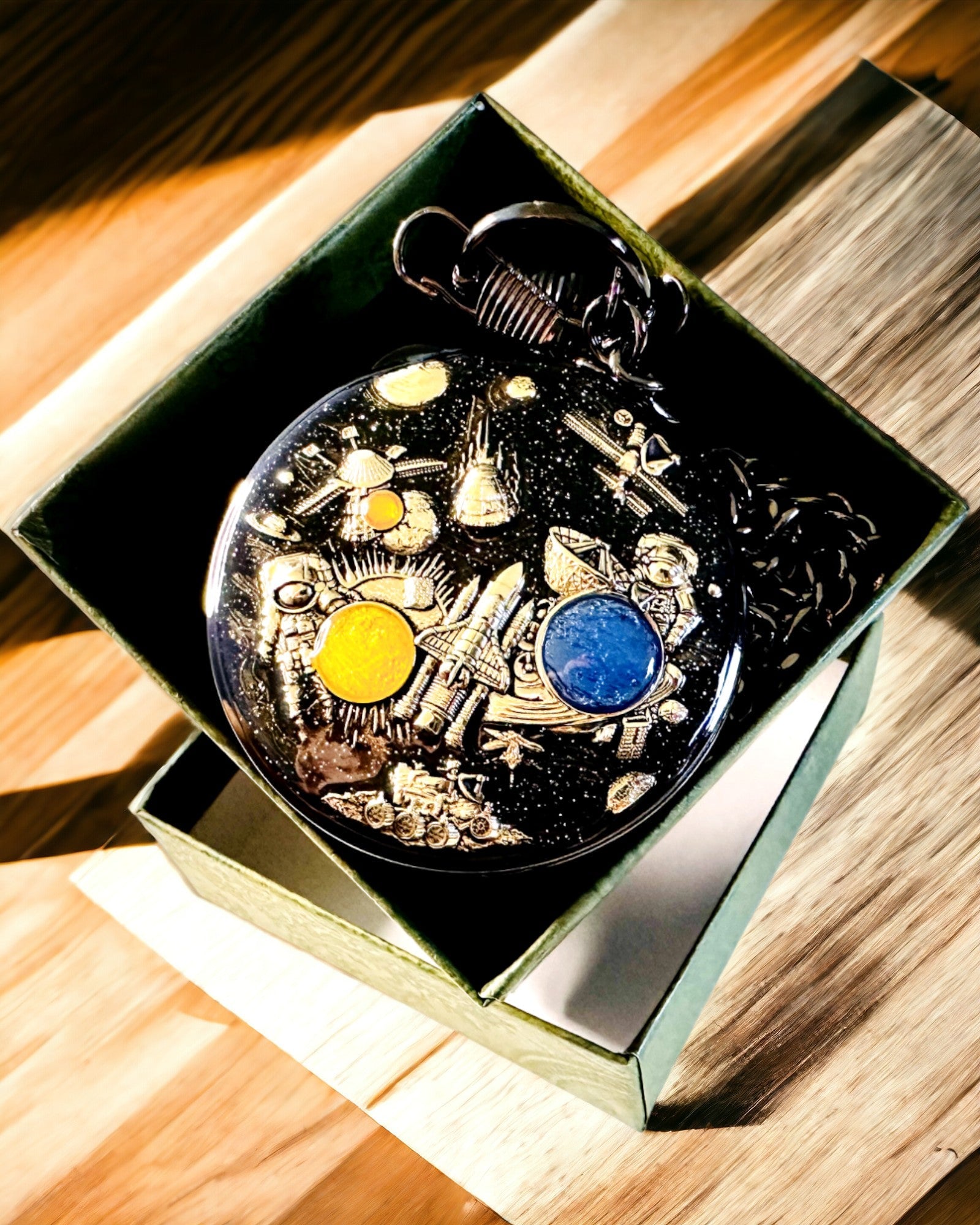 Taschenuhr "Astrum Temporis" - Schwarzer Rahmen. Möglichkeit zur Personalisierung mit Gravur.