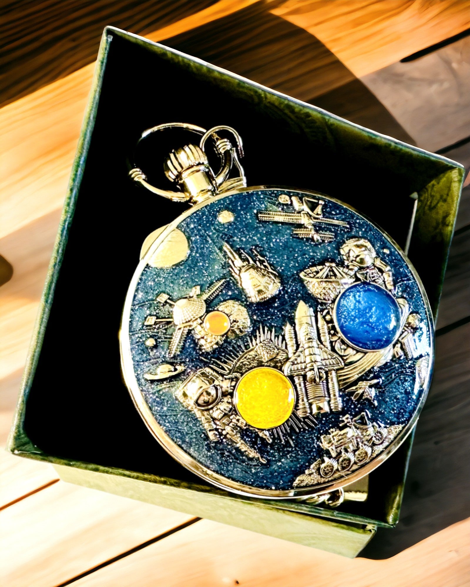 Taschenuhr "Astrum Temporis" - Goldener Rahmen. Möglichkeit zur Personalisierung mit Gravur.