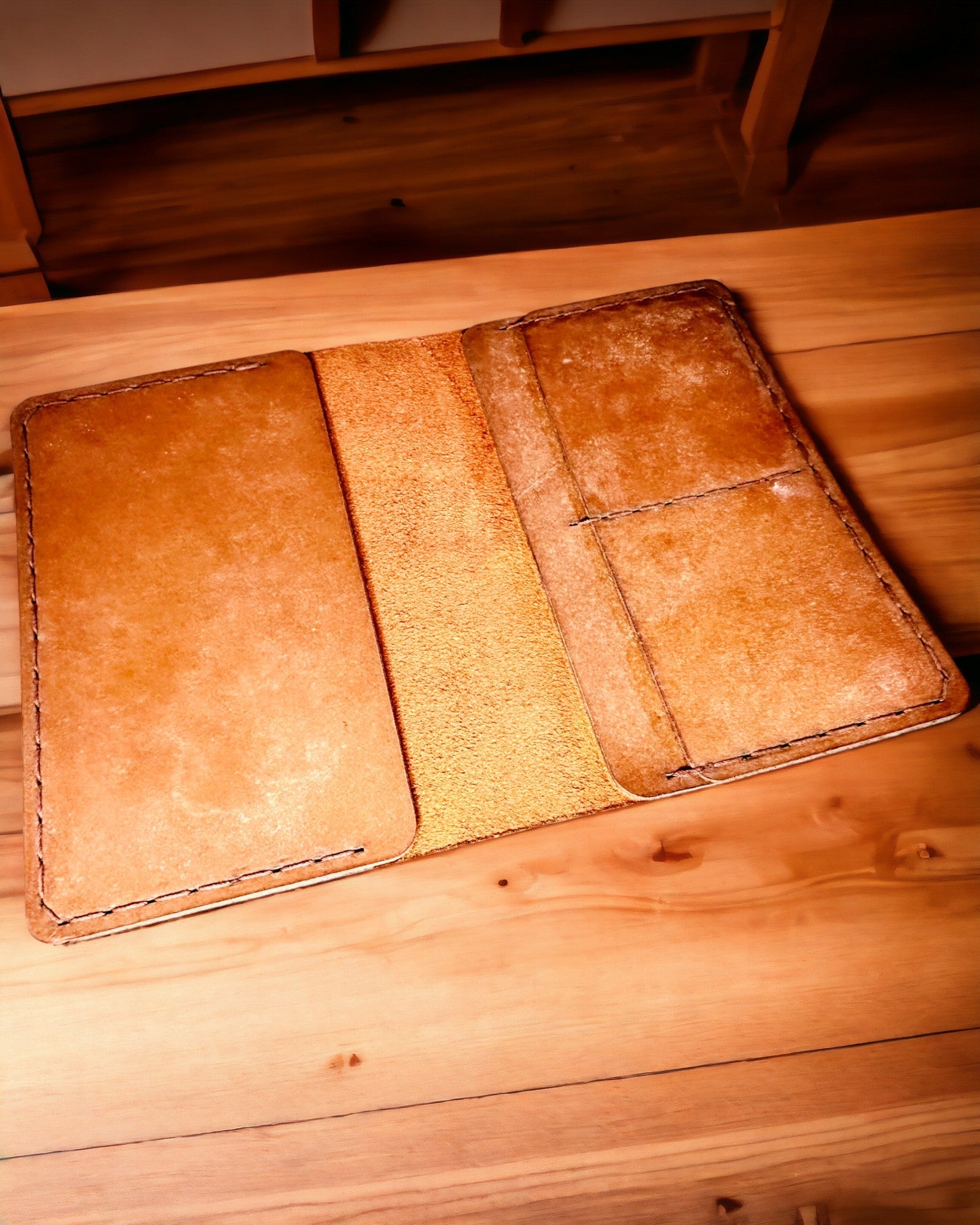 Etui „Reisender“ - Lederhülle für den Reisepass, Personalisierung mit Gravur - 2 Farbvarianten