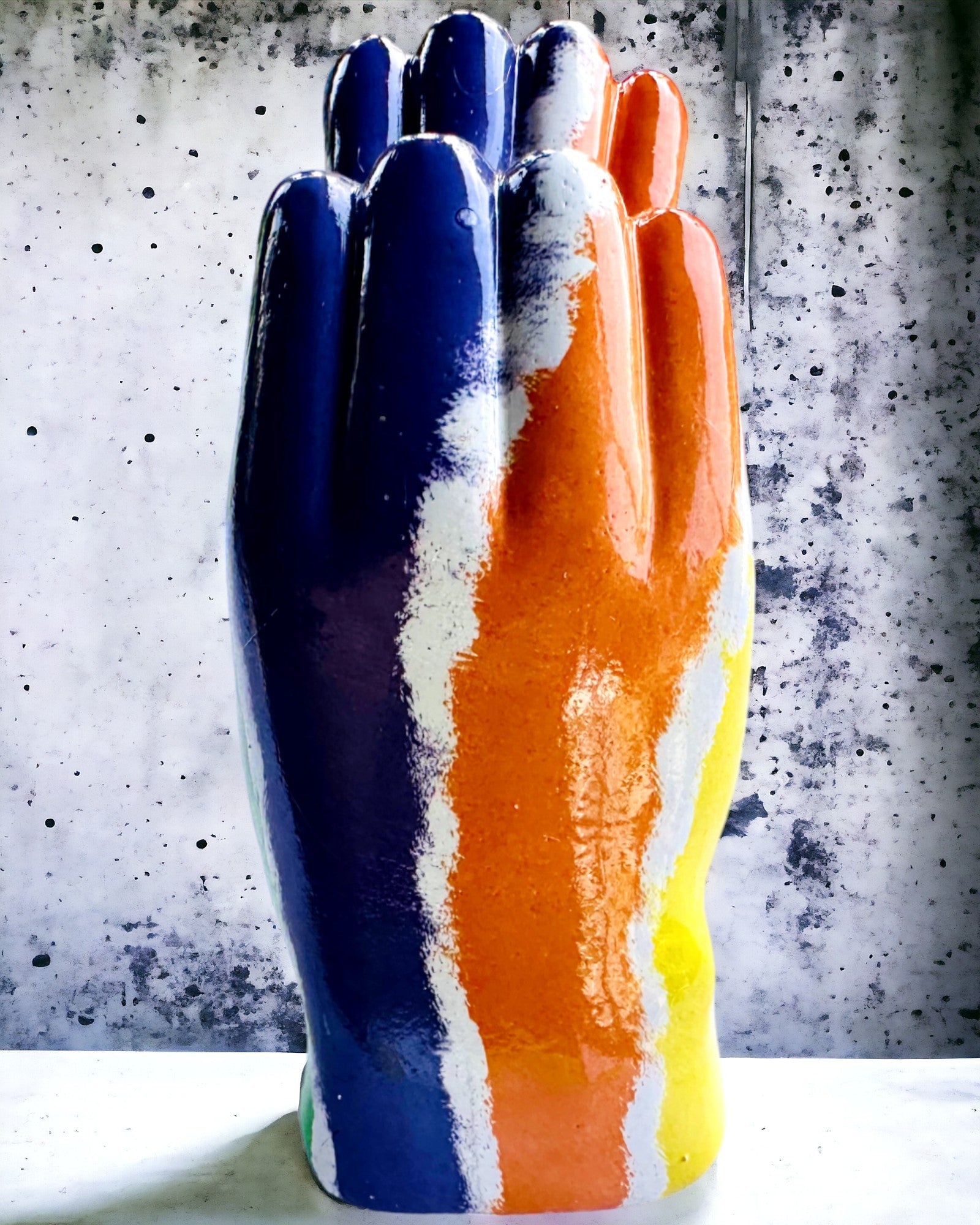 Buntes Herz im Raum - Dekorative Figur aus Harz mit Personalisierungsmöglichkeit, als Geschenk