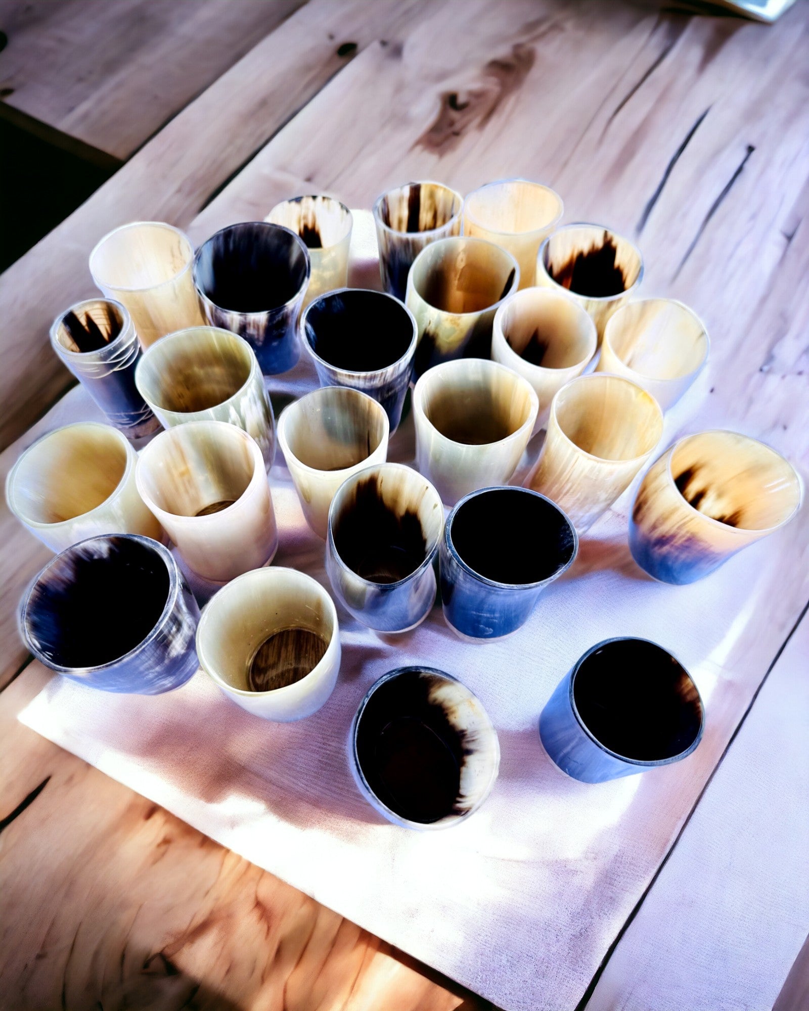 Handgefertigte kleine Tasse mit Gravurmöglichkeit, indisches Glas, personalisierbar als Geschenk, Gravur. Dunkle Farbe.