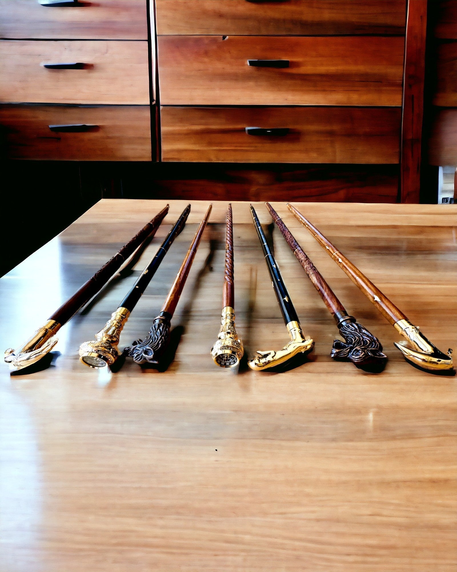 Kompasso Brown - Spazierstock - Handgeschnitztes Holz - Exklusive Edition mit Gravurmöglichkeit