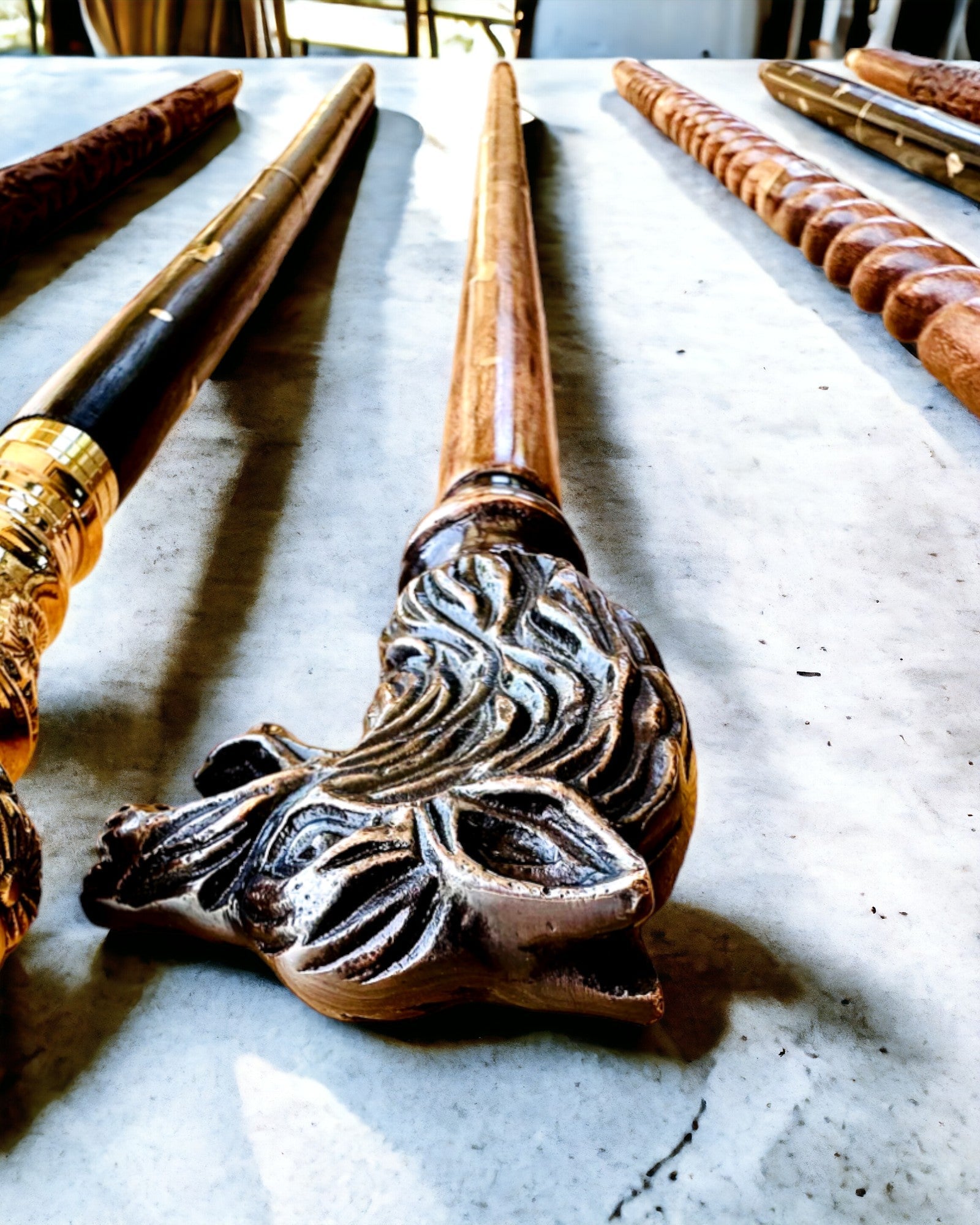 Spazierstock Wolf - Indisches Mangoholz mit Gravurmöglichkeit, braun goldene Verzierungen