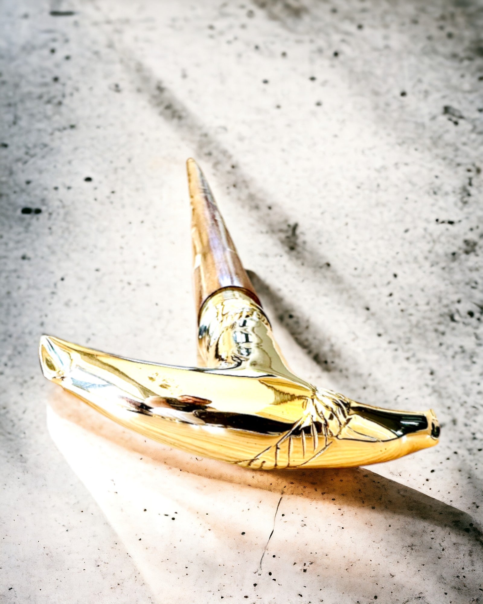 Handgeschnitzter Wanderstock zum Spazieren "Königlicher Wanderer" in Braun mit goldenen Verzierungen