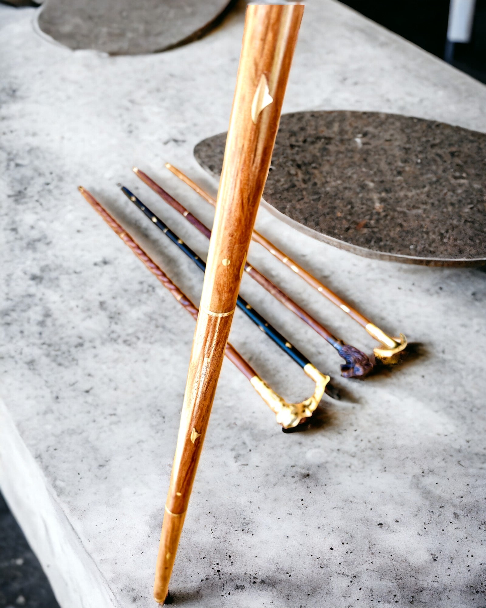 Spazierstock Wolf - Indisches Mangoholz mit Gravurmöglichkeit, braun goldene Verzierungen