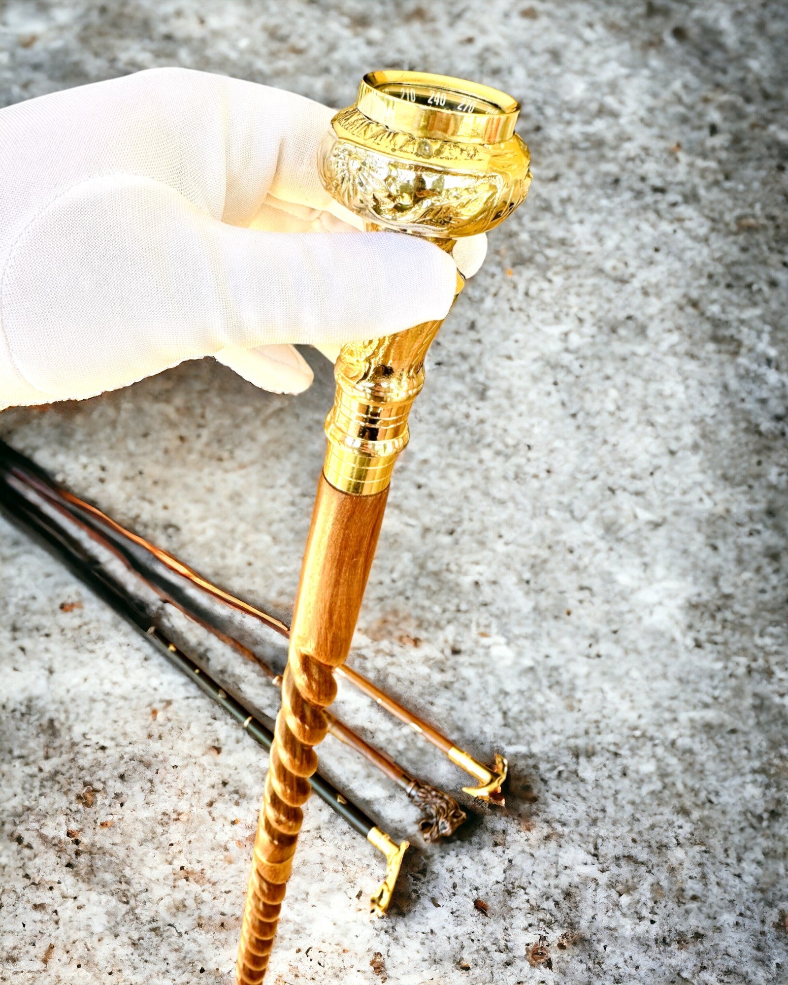 Kompasso Brown - Spazierstock - Handgeschnitztes Holz - Exklusive Edition mit Gravurmöglichkeit