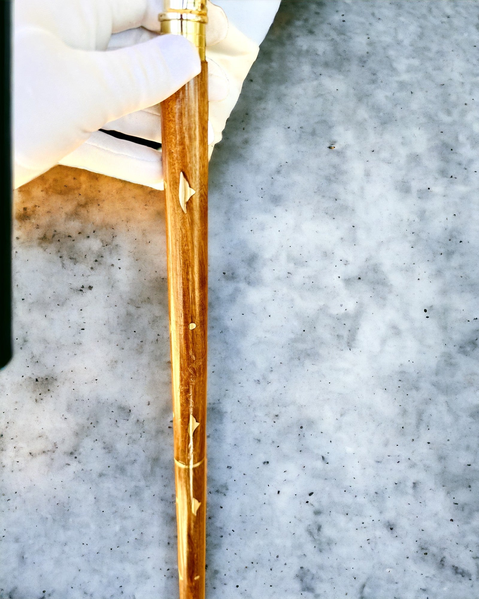 Handgeschnitzter Wanderstock zum Spazieren "Königlicher Wanderer" in Braun mit goldenen Verzierungen