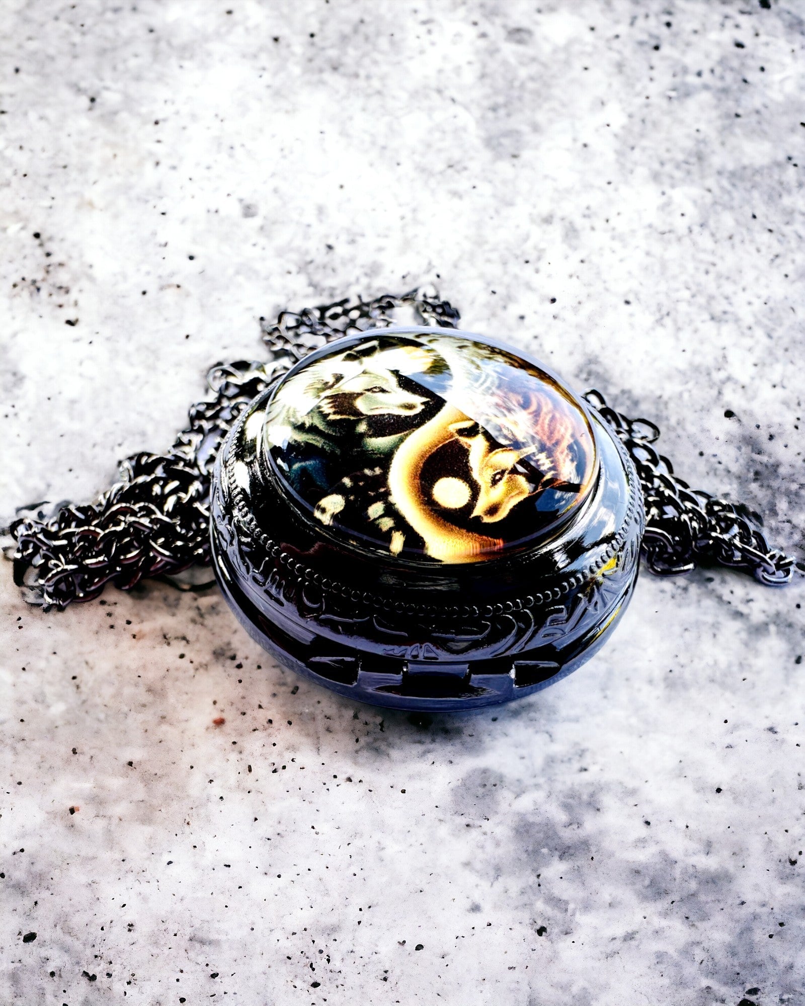 Taschenuhr "Mystic Wolves" mit Personalisierungsoption durch Gravur