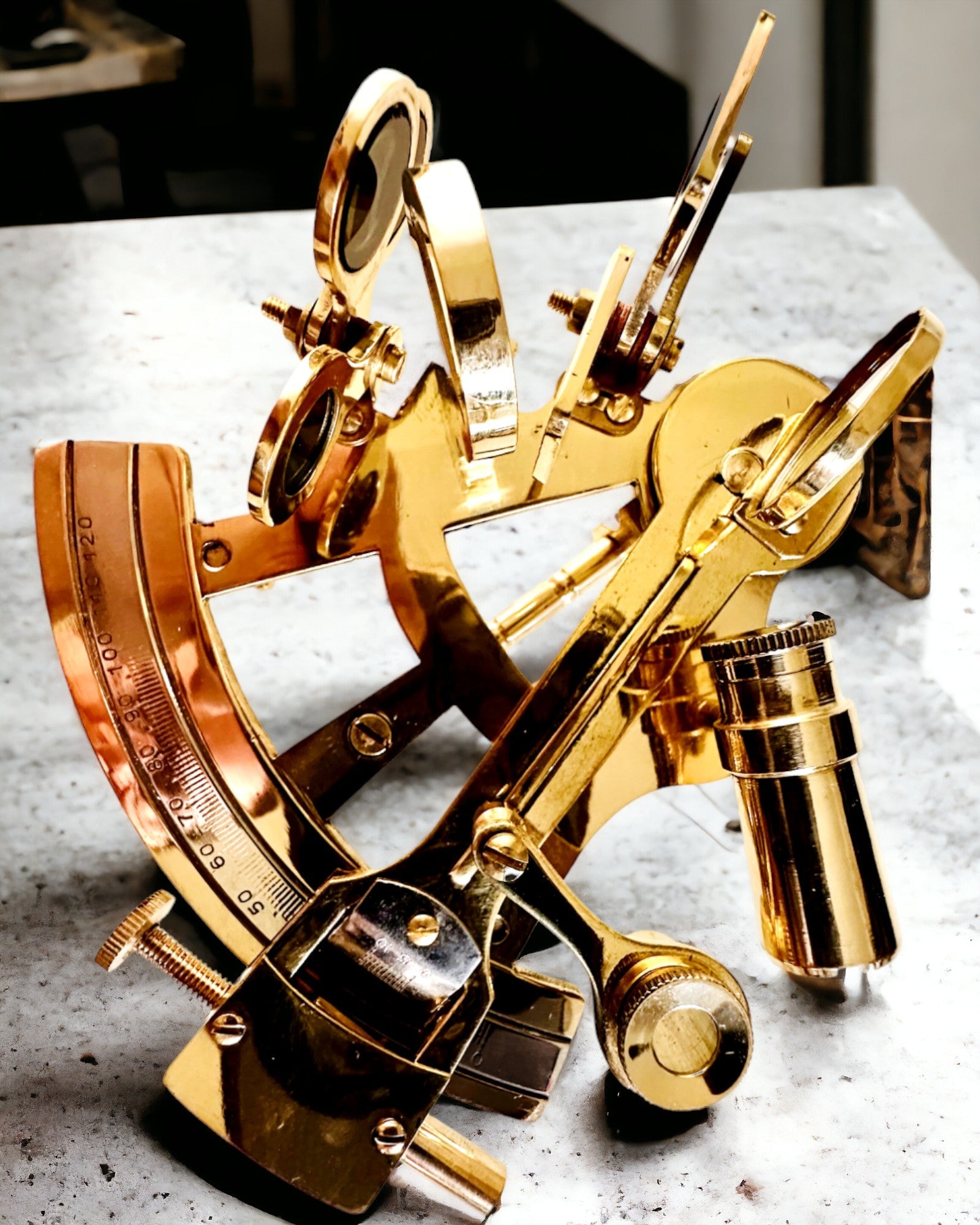 Künstlerischer Sextant in goldener Farbe - Möglichkeit zur Personalisierung mit Gravur