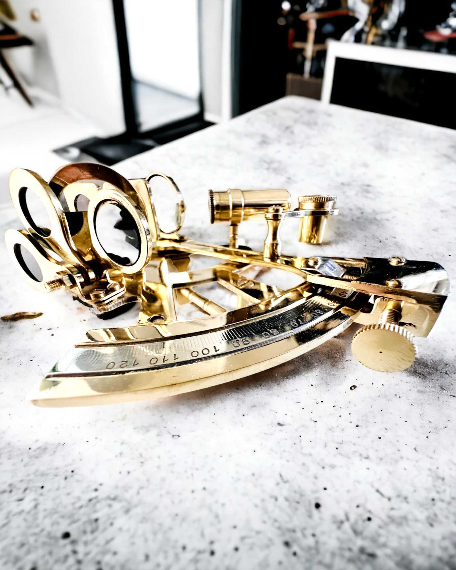 Künstlerischer Sextant in goldener Farbe - Möglichkeit zur Personalisierung mit Gravur