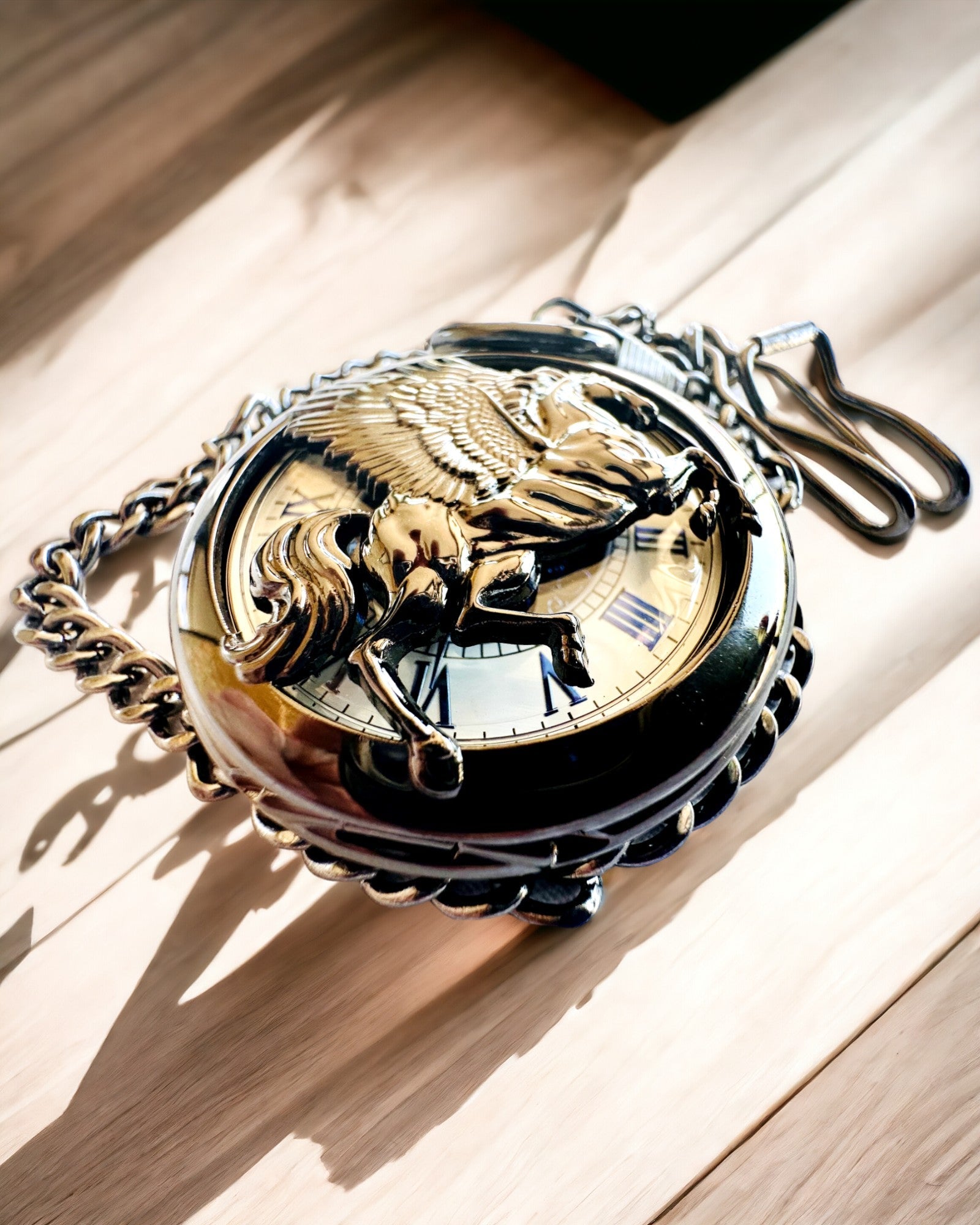 Taschenuhr "Equus Tempus" - Schwarz mit Pferdemotiv, personalisierbar mit Gravur - weißes Zifferblatt