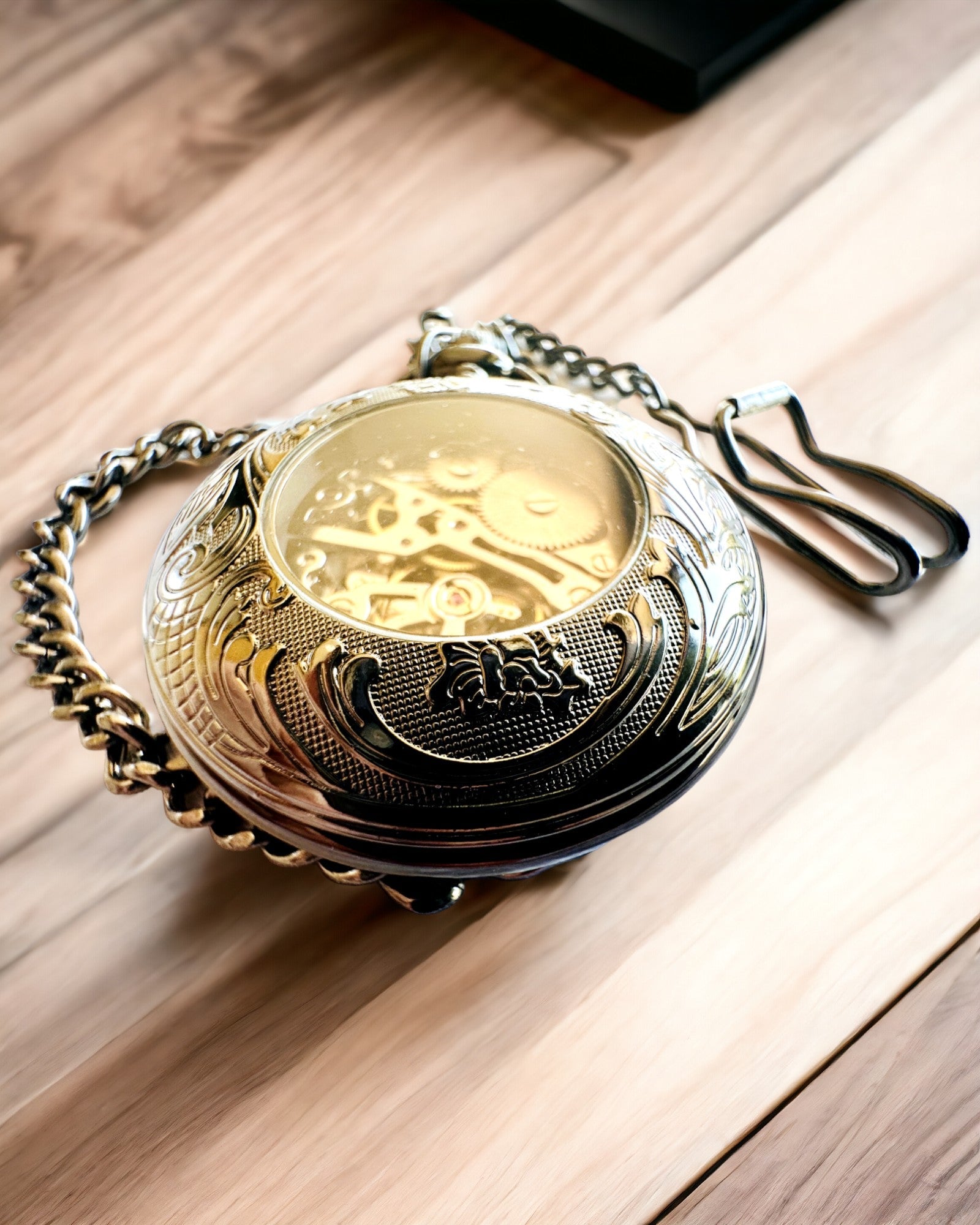 Taschenuhr "Equus Tempus" - Schwarz mit Pferdemotiv, personalisierbar mit Gravur - weißes Zifferblatt