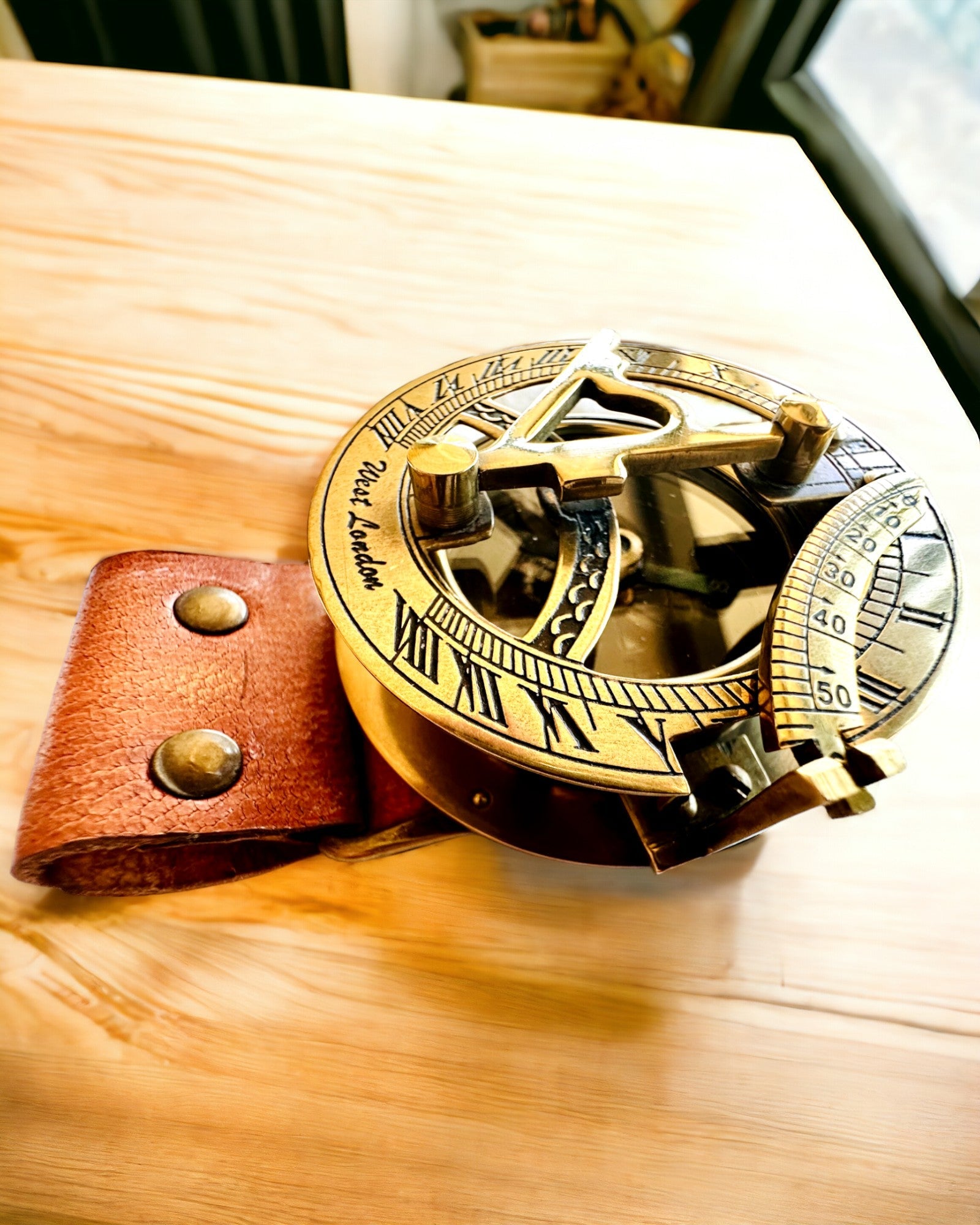 Sonnenuhr "Antiker Kompass", Armbanduhr mit Kompass, Personalisierung mit Gravur möglich