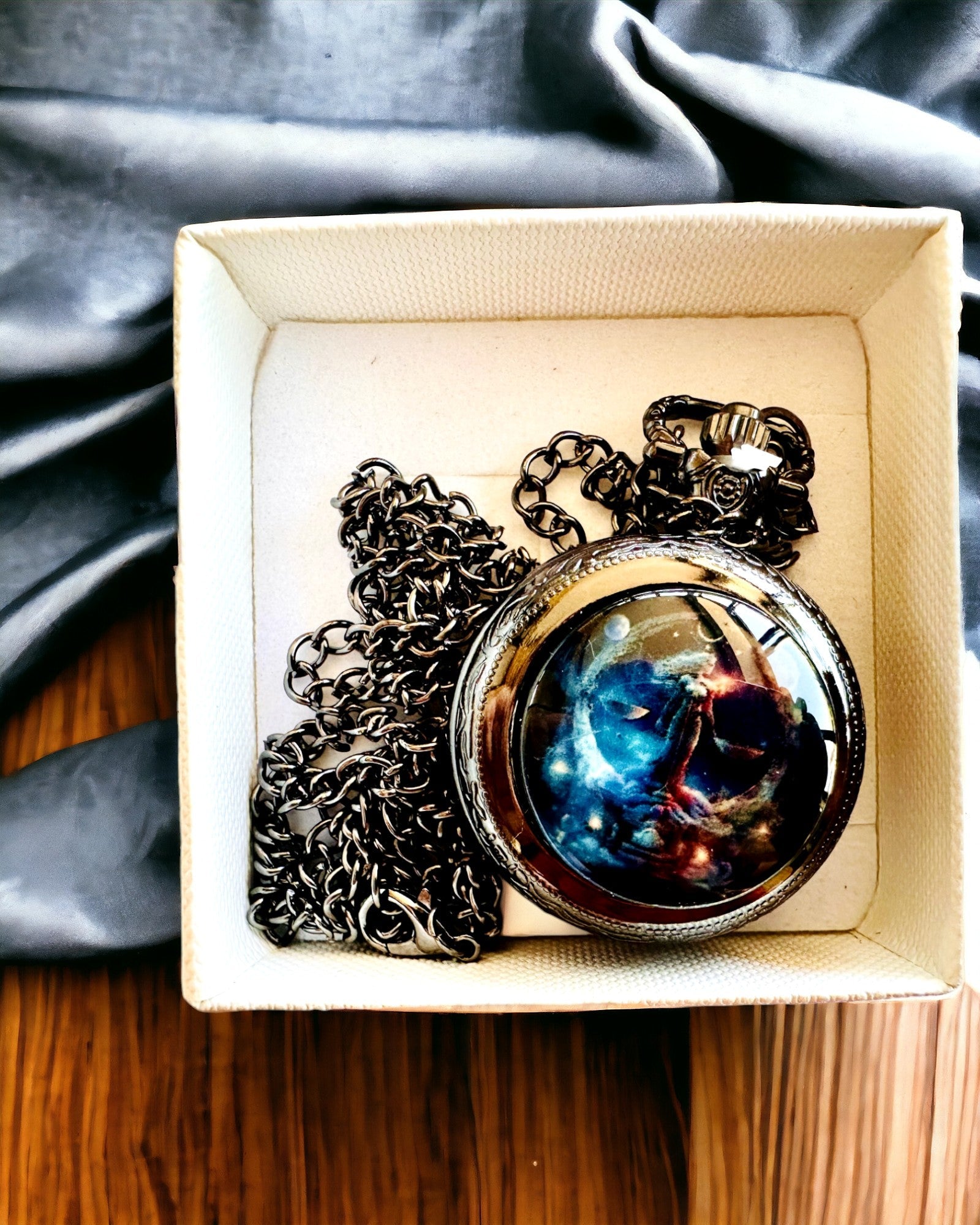 Taschenuhr Kosmisch "Galactic Timekeeper" - Möglichkeit zur Personalisierung mit Gravur