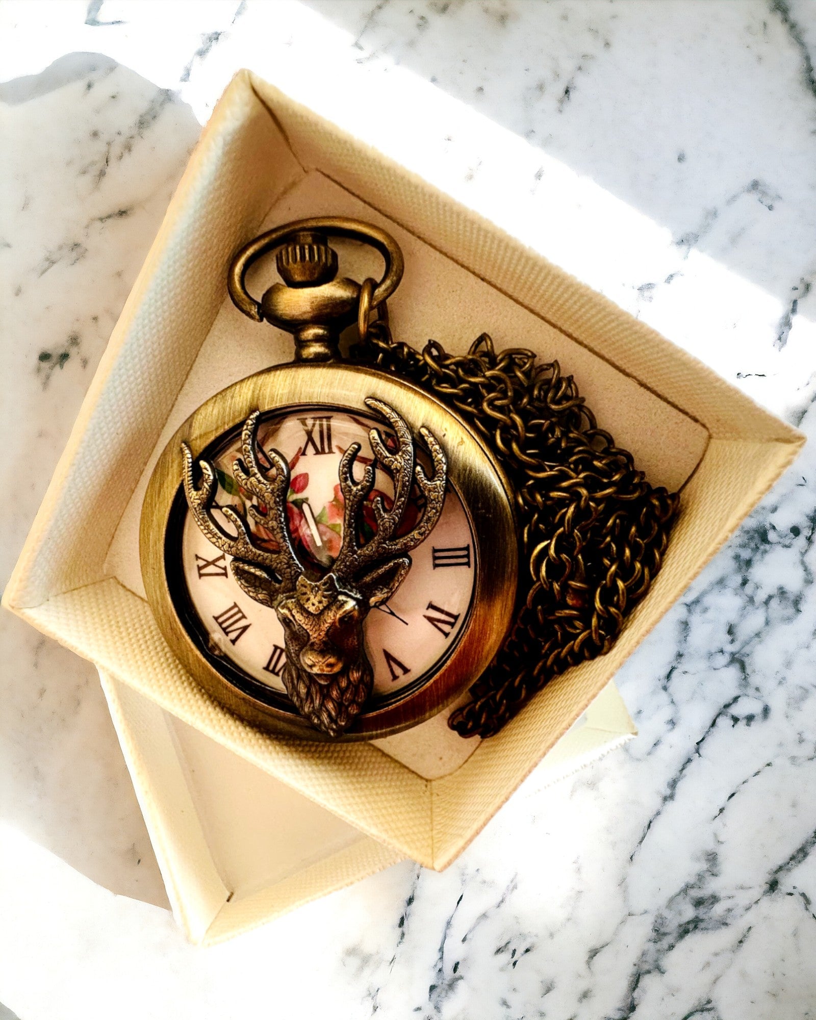 Taschenuhr Waldwächter - Elegante Uhr mit Hirschmotiv, personalisierbar mit Gravur
