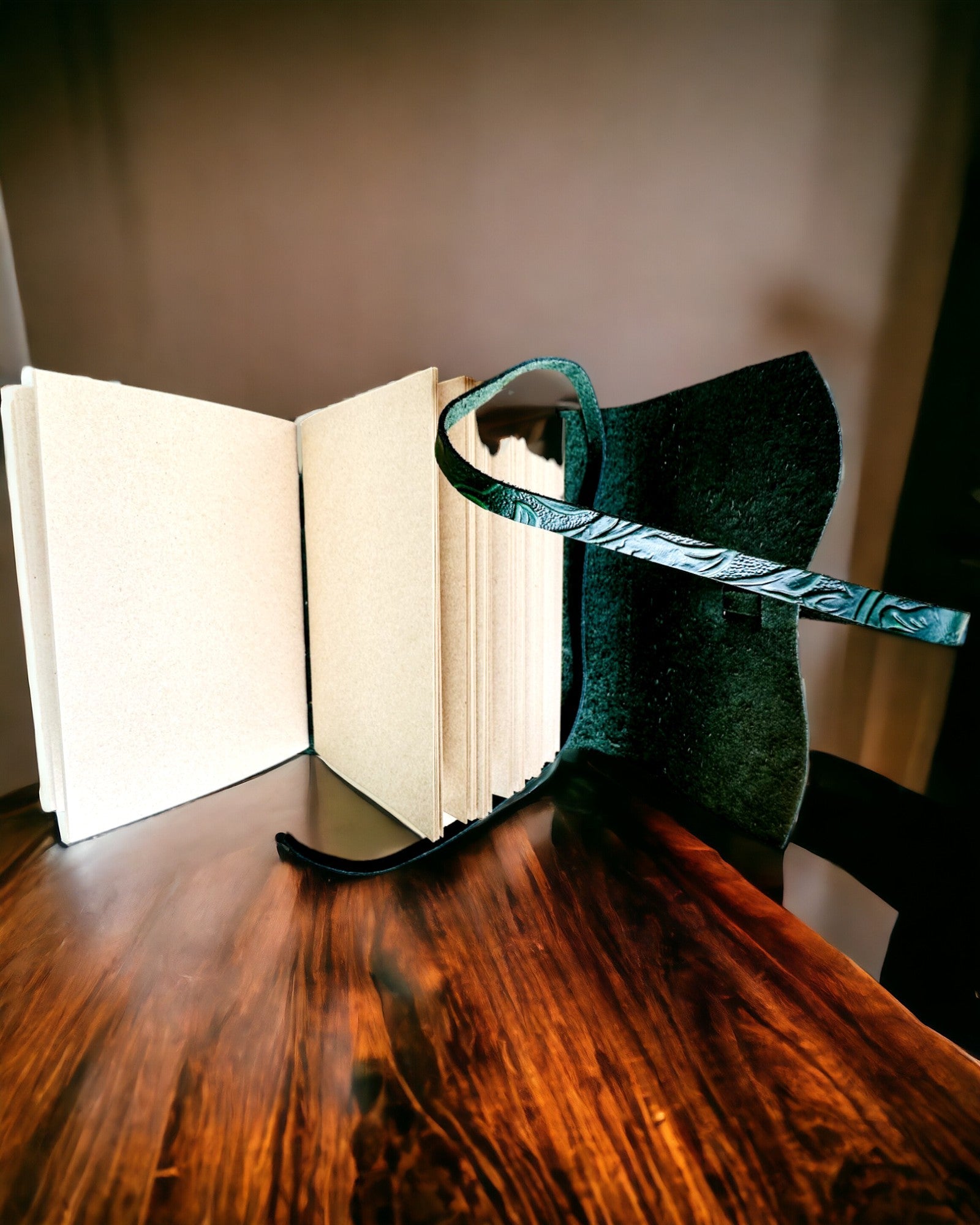 Premium-Ledernotizbuch "Eleganz der Natur" - 200 Seiten, 120g, Notizbuch, Skizzenbuch, 2 Farben zur Auswahl, Personalisierung mit Gravur