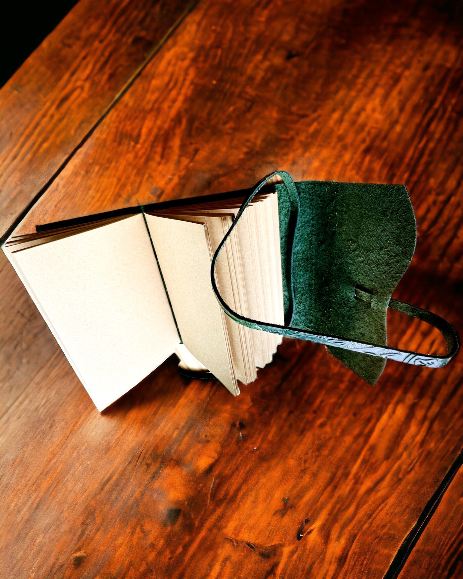 Premium-Ledernotizbuch "Eleganz der Natur" - 200 Seiten, 120g, Notizbuch, Skizzenbuch, 2 Farben zur Auswahl, Personalisierung mit Gravur