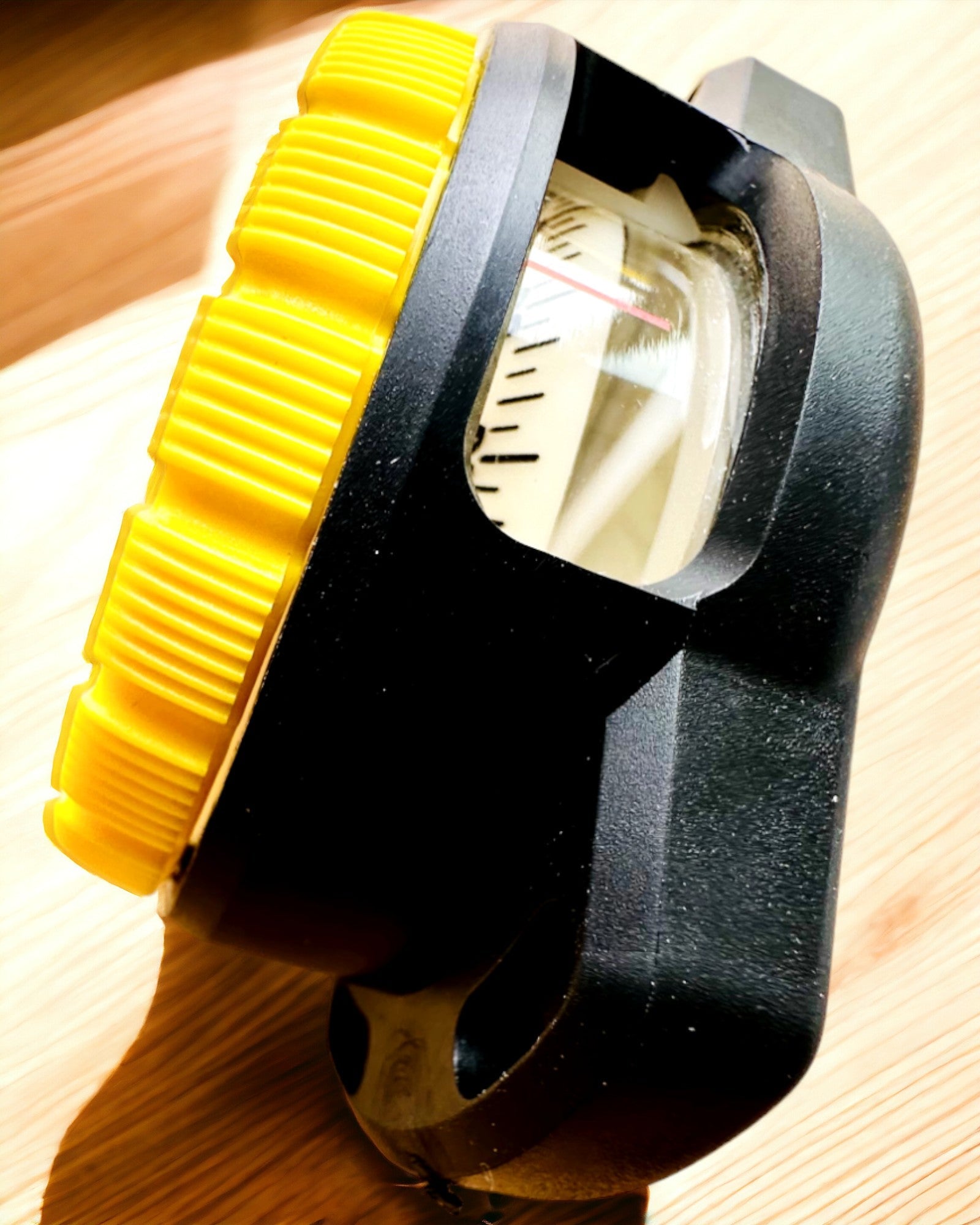 Taucherkompass AquaGuide - wasserdichter Kompass mit Leuchtfunktion und flexiblem Armband, Personalisierung möglich