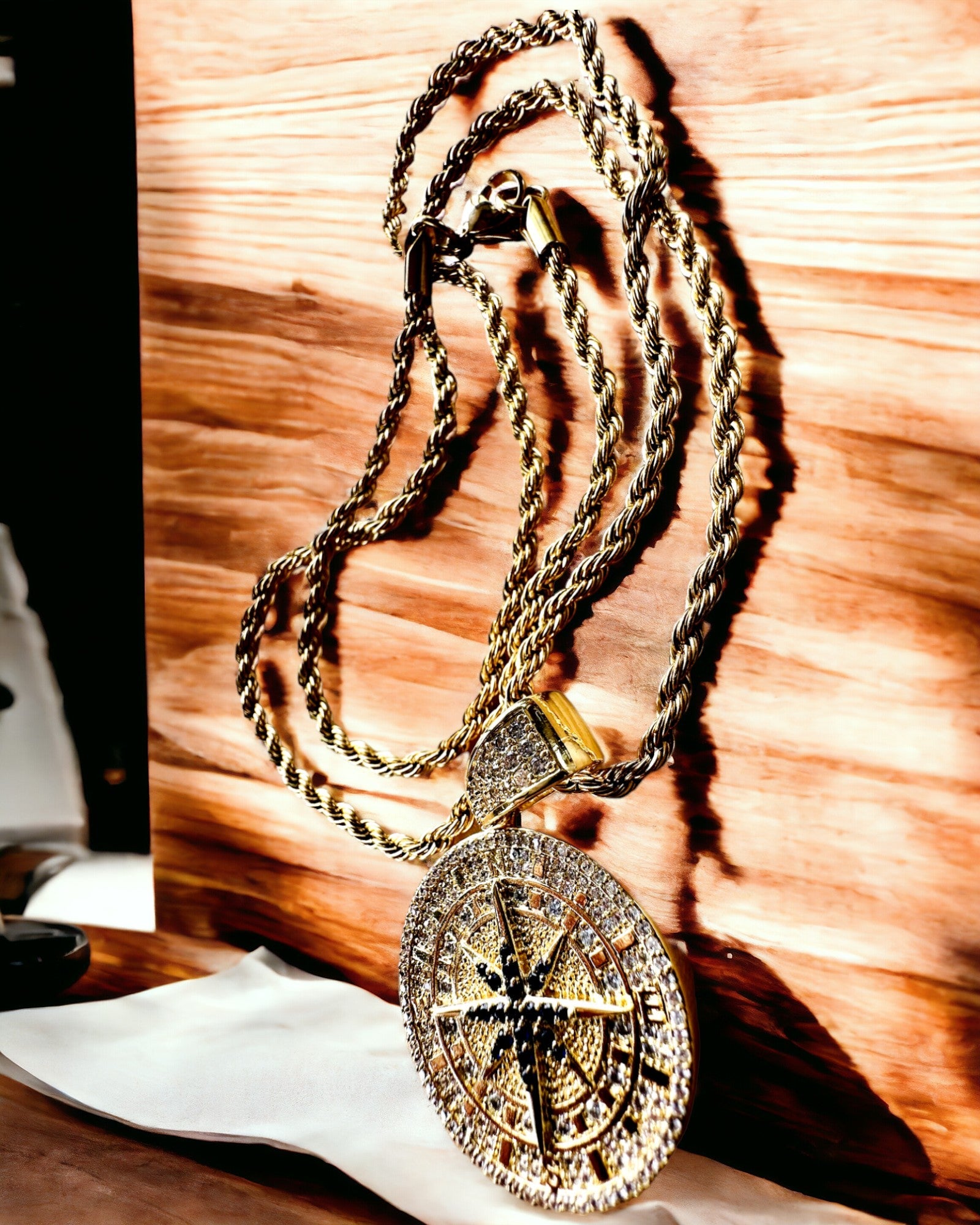 Halskette mit Kompass-Anhänger im Glamour-Stil mit Zirkonia für Damen und Herren - goldfarben, Gravur