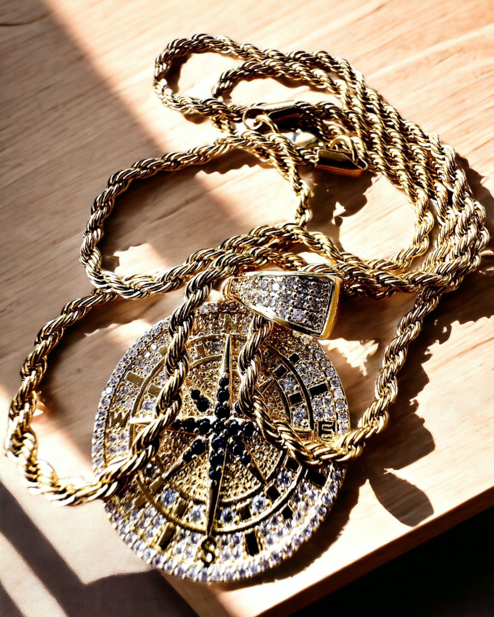 Halskette mit Kompass-Anhänger im Glamour-Stil mit Zirkonia für Damen und Herren - goldfarben, Gravur