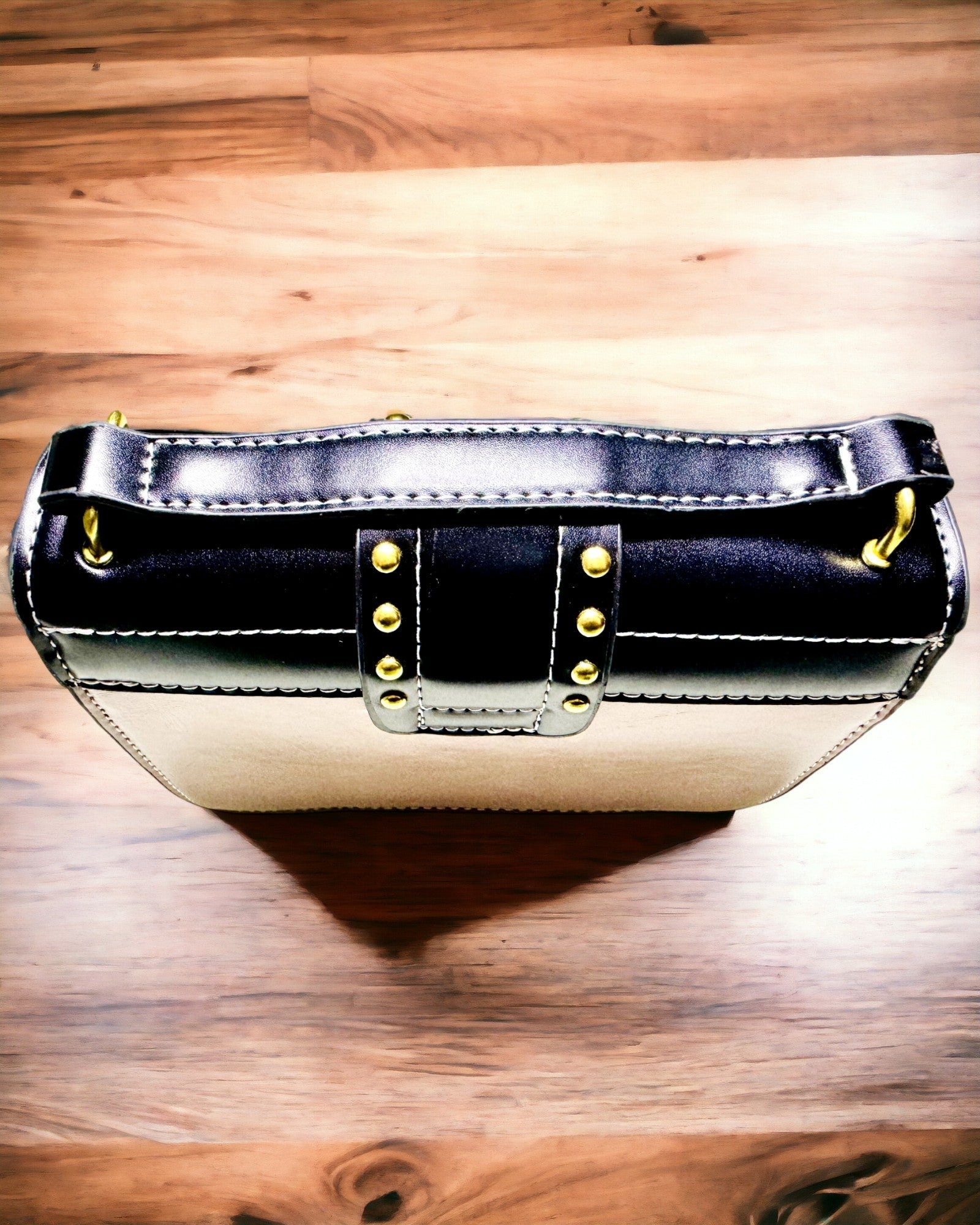 Quadratische Hellviolette Umhängetasche mit Löwenmotiv – Elegante Handtasche aus Texturiertem PU-Leder. Personalisierung mit Gravur