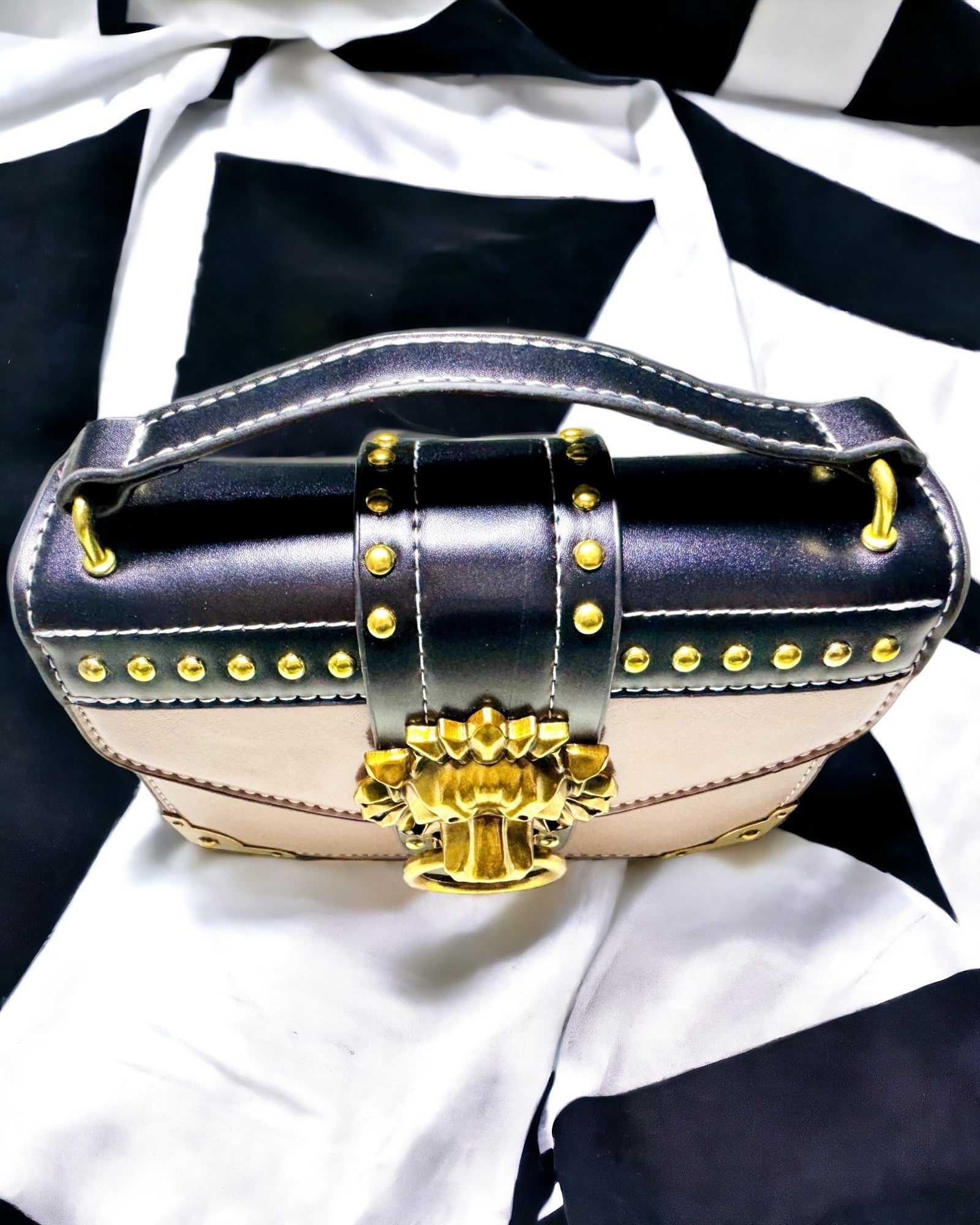 Quadratische Hellviolette Umhängetasche mit Löwenmotiv – Elegante Handtasche aus Texturiertem PU-Leder. Personalisierung mit Gravur