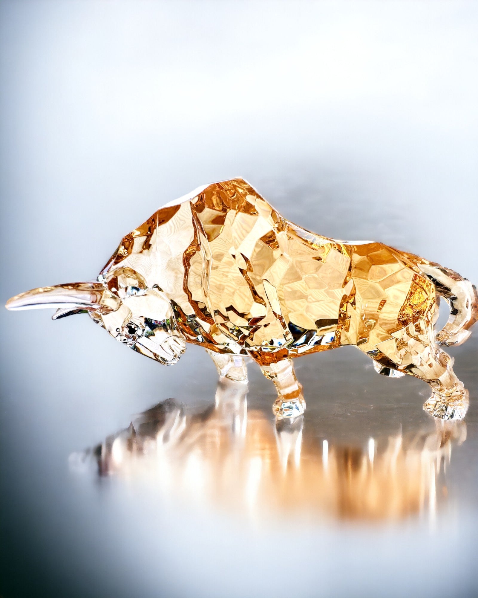 Statue "Złoty Byk" aus Harz, transparentes Design, Personalisierung möglich