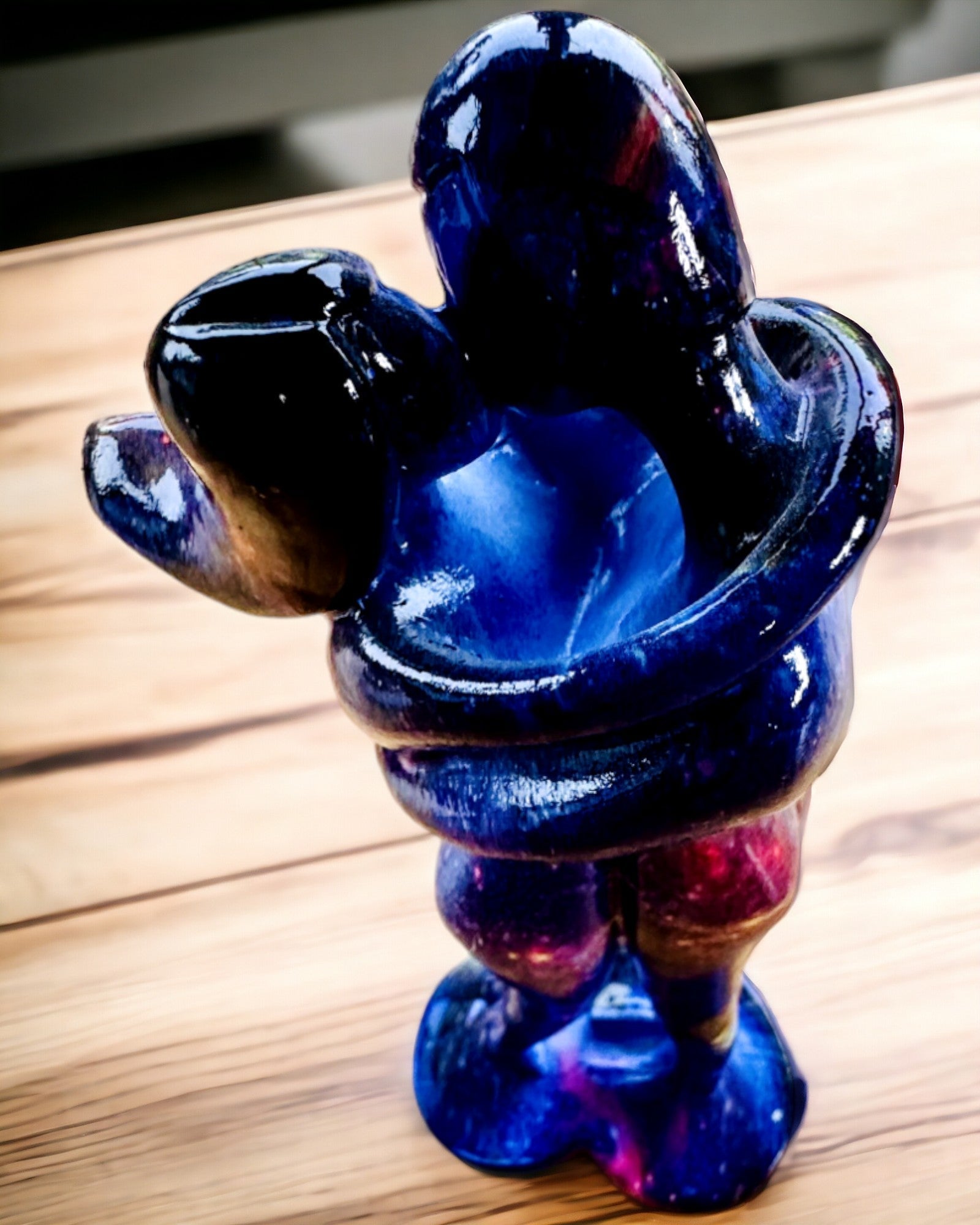 Kosmische Umarmung - Harzfigur mit Gravuroption