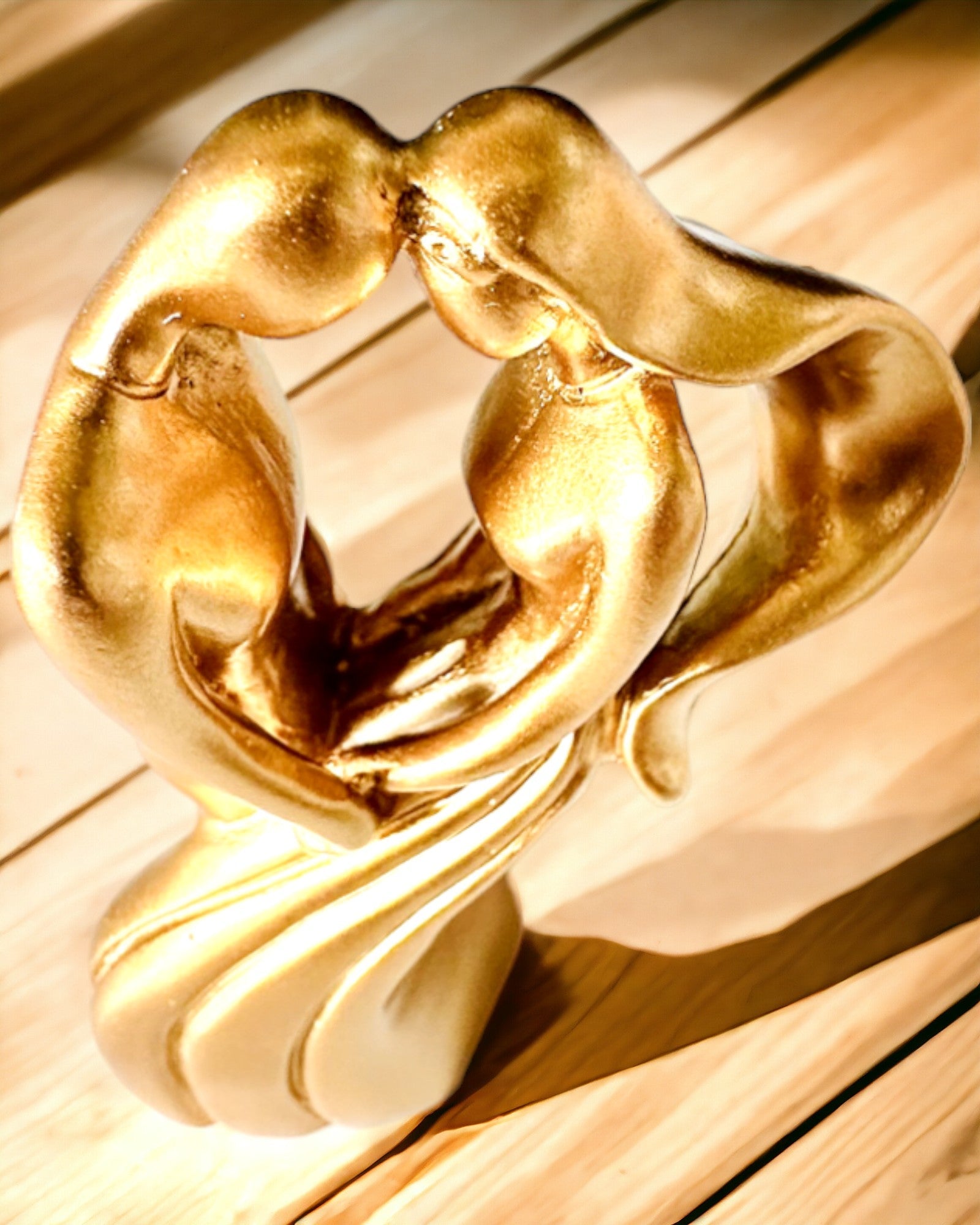 Skulptur der Liebe - "Ewige Leidenschaft" - Kleine dekorative Figur in Goldfarbe mit Gravuroption