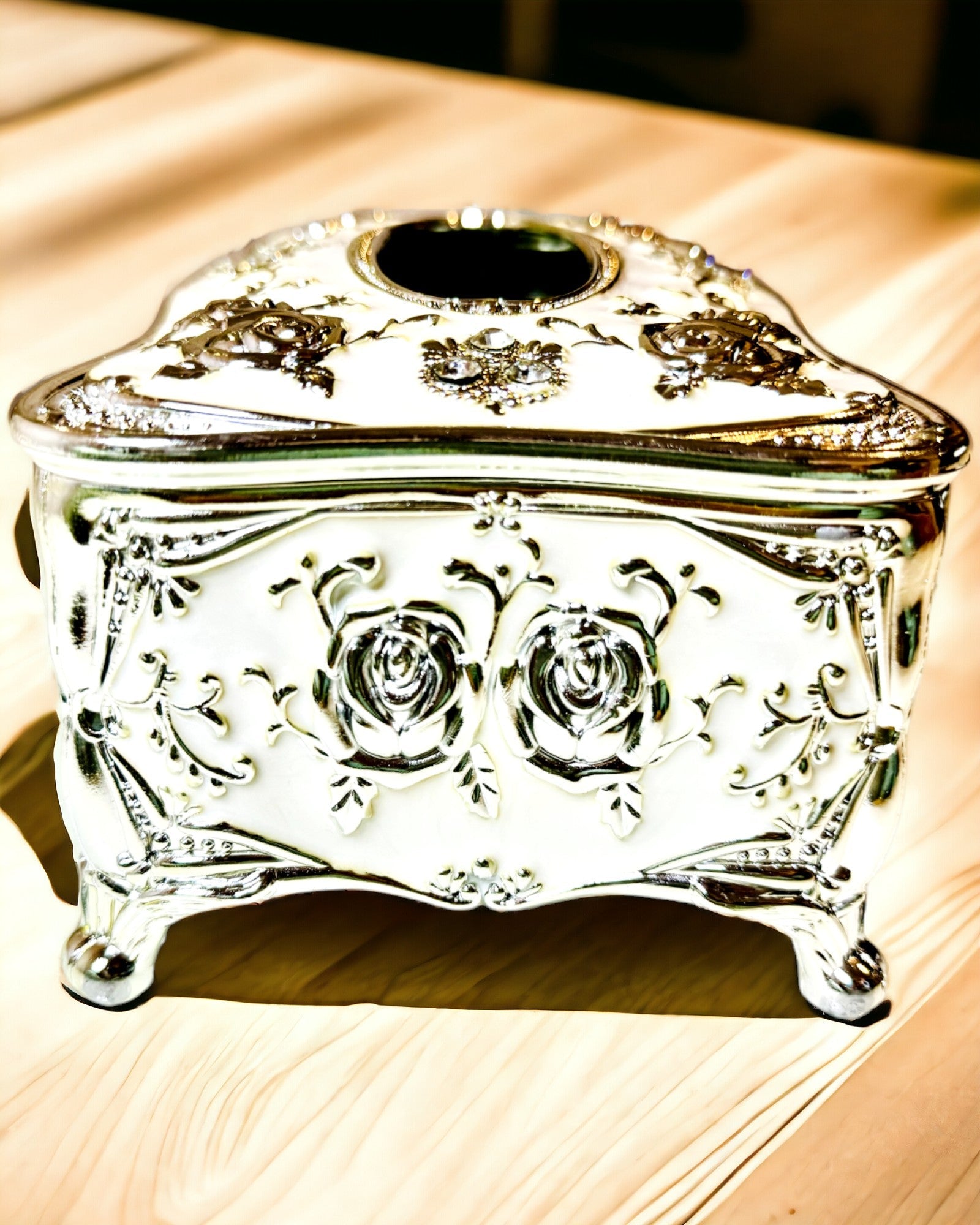 Taschentuchbox mit geprägtem Rosenmuster - Elegantes Wohnaccessoire, weiß