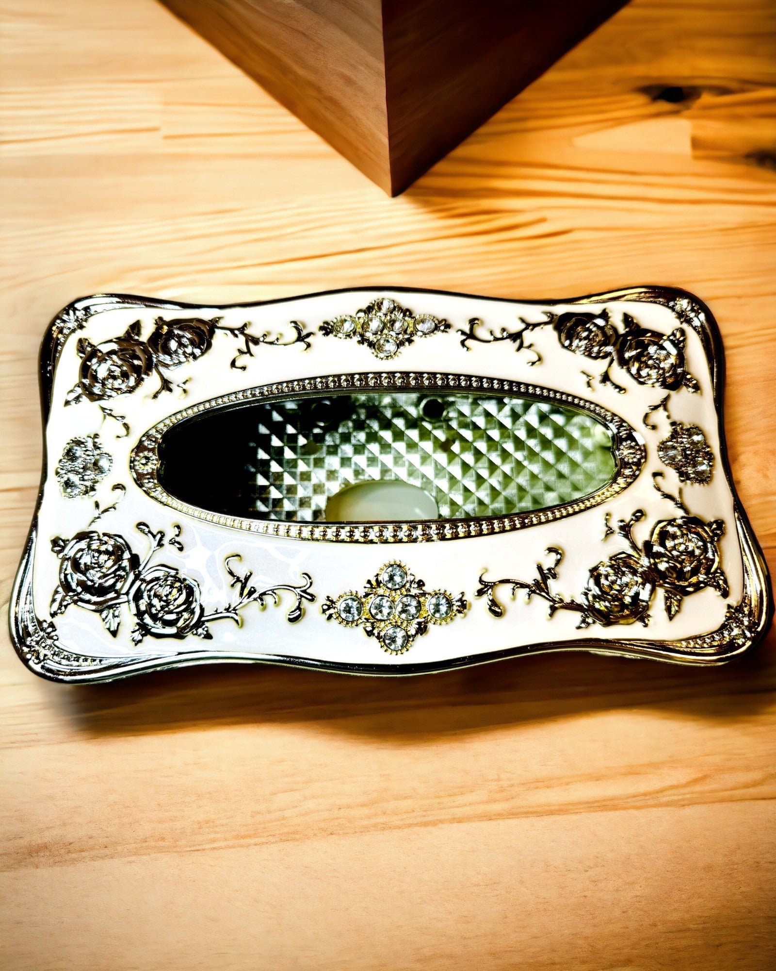 Taschentuchbox mit geprägtem Rosenmuster - Elegantes Wohnaccessoire, weiß