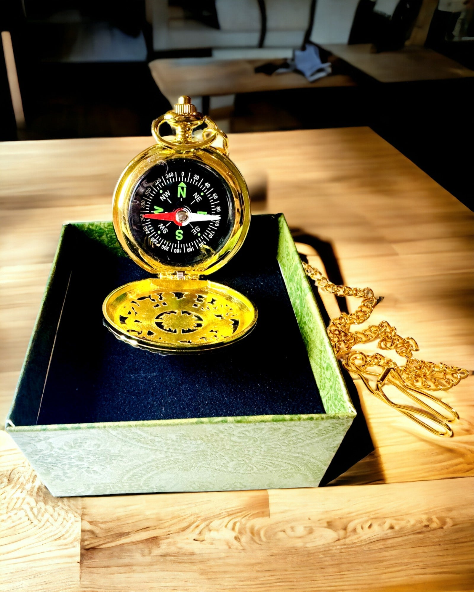 Vintage-Navigationskompass in Gold mit dekorativem Muster – Ausrüstung für Bergabenteuer und Entdeckungen. Personalisierung mit Gravur