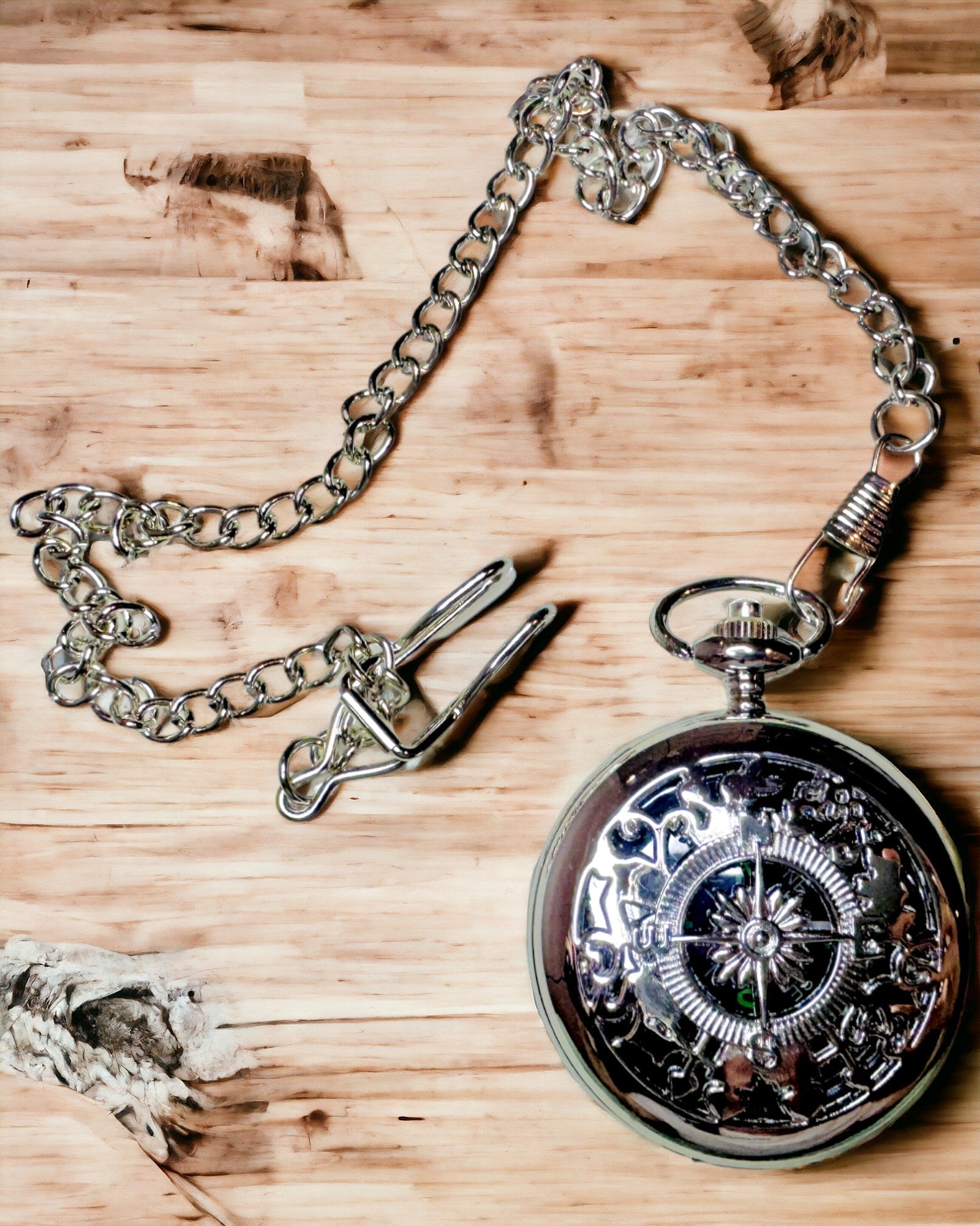 Taschenkompass Silberfarben im Retro-Stil mit durchbrochenem Muster – Elegant und Praktisch. Gravur