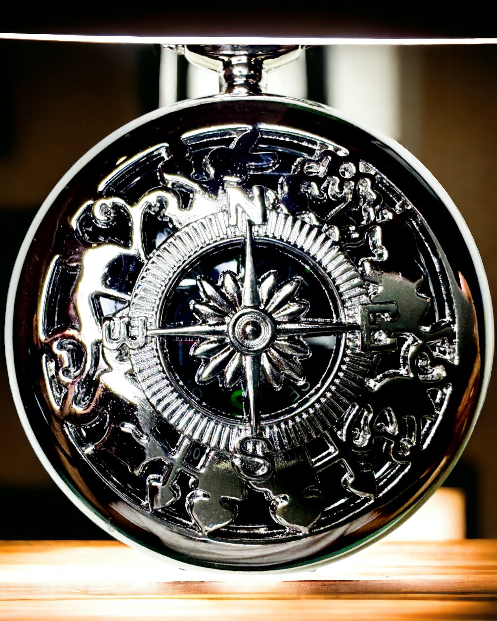 Taschenkompass Silberfarben im Retro-Stil mit durchbrochenem Muster – Elegant und Praktisch. Gravur