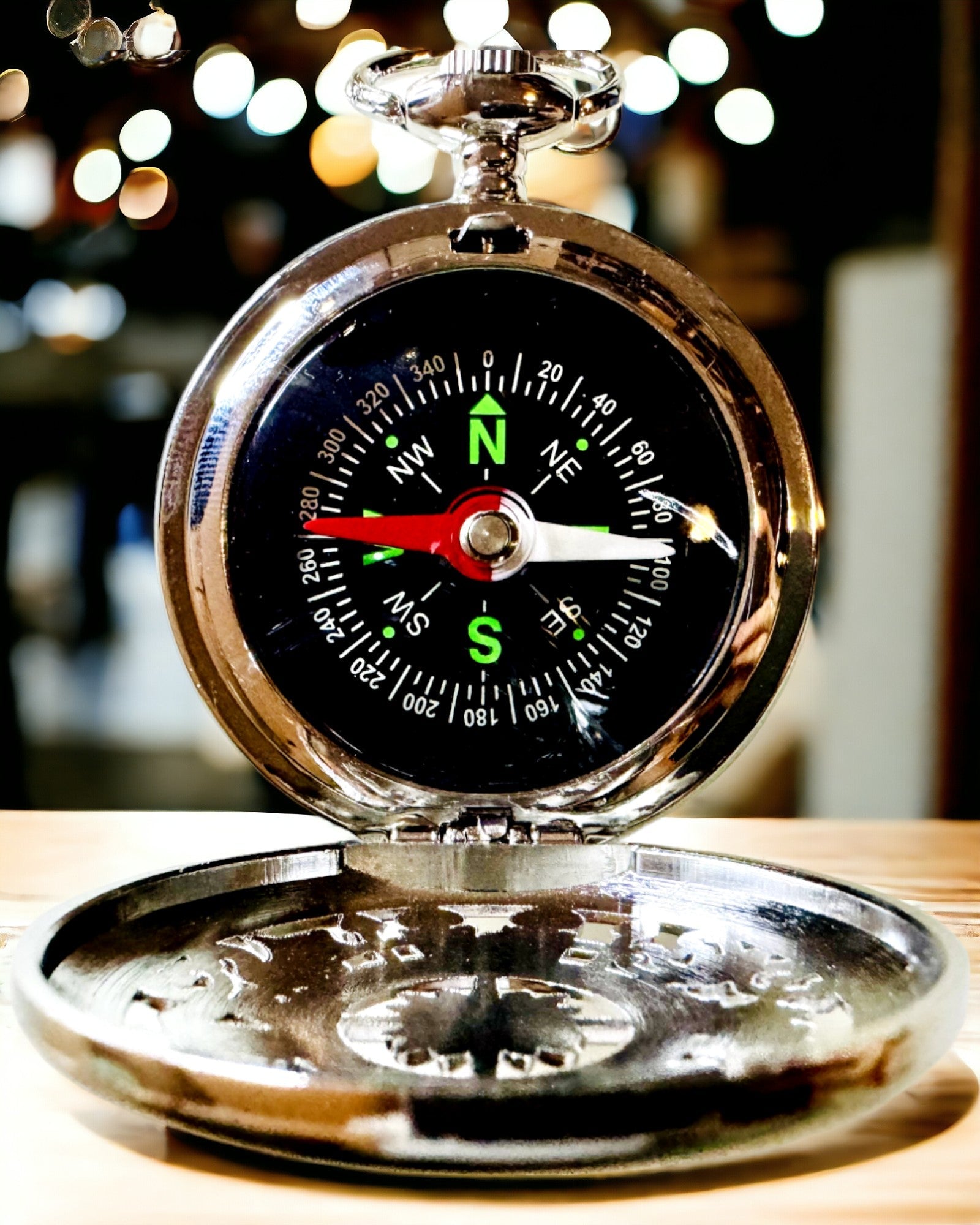 Taschenkompass Silberfarben im Retro-Stil mit durchbrochenem Muster – Elegant und Praktisch. Gravur