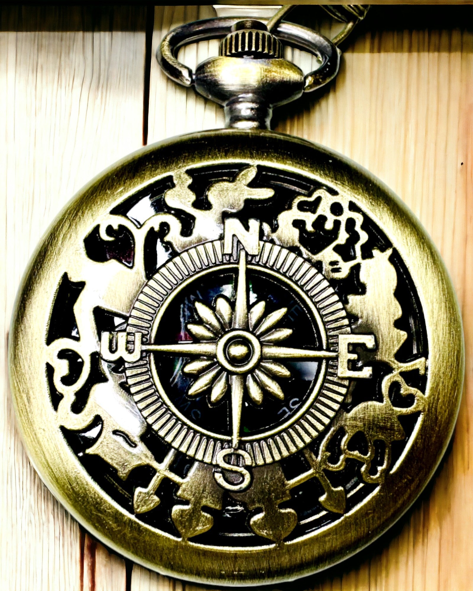 Antiker bronzegoldener Taschenuhrkompass mit filigranem Muster – Perfekt für Entdecker und Retro-Liebhaber. Personalisierung mit Gravur