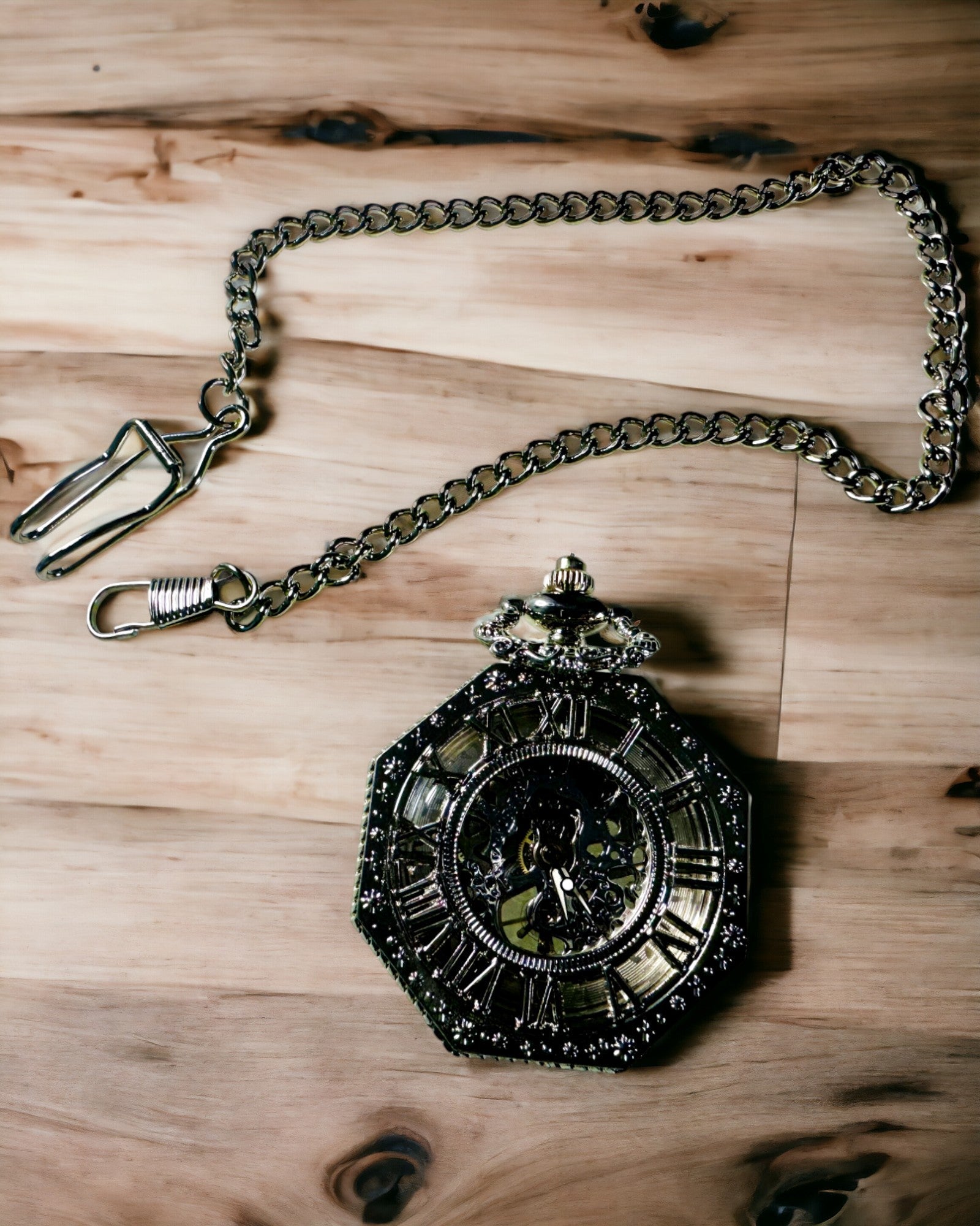 Klassische silberfarbene achteckige mechanische Taschenuhr mit skelettiertem Zifferblatt im Steampunk-Stil