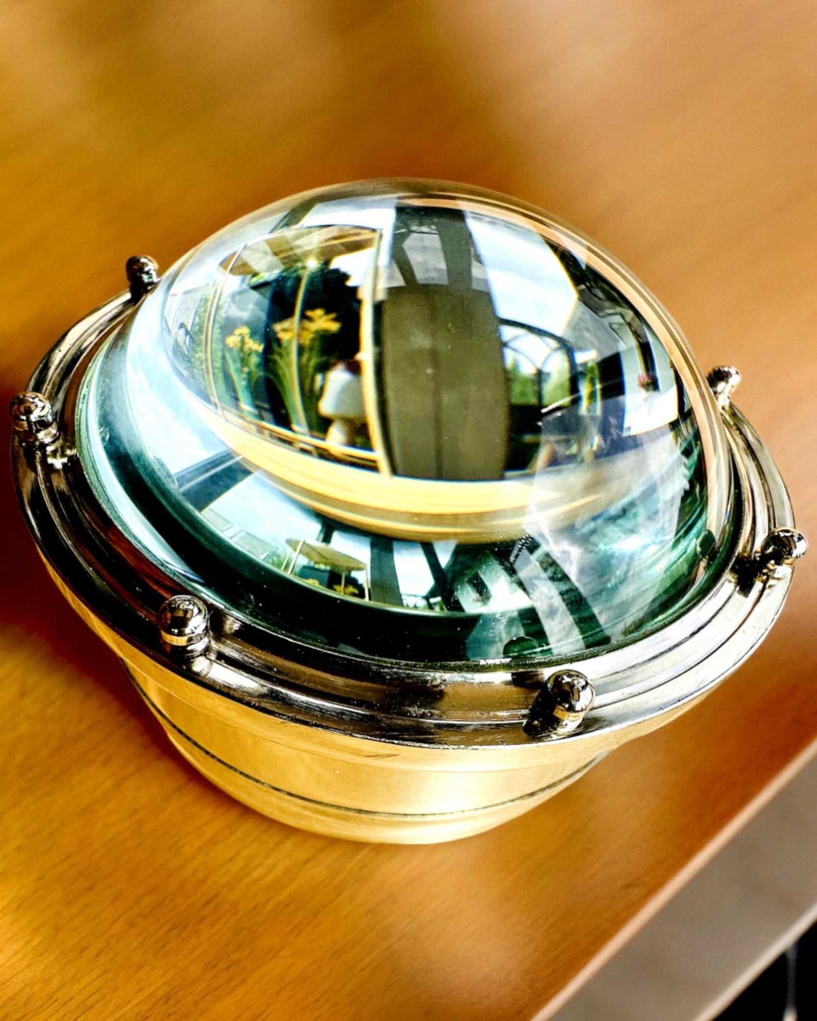 Bailey Compass Clock - Elegante Uhr mit Kompassmotiv und Gravurmöglichkeit