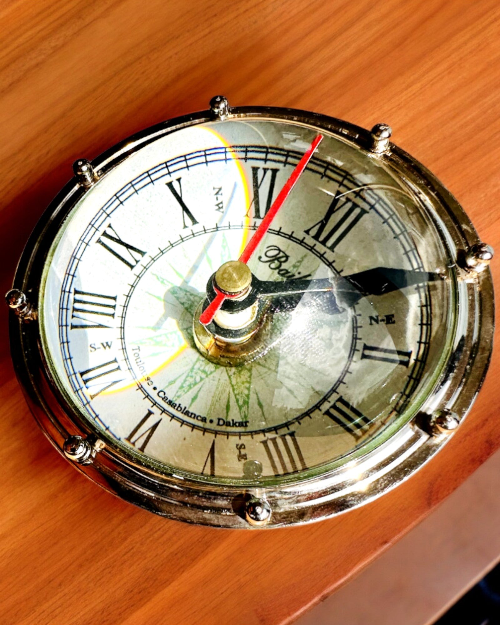 Bailey Compass Clock - Elegante Uhr mit Kompassmotiv und Gravurmöglichkeit