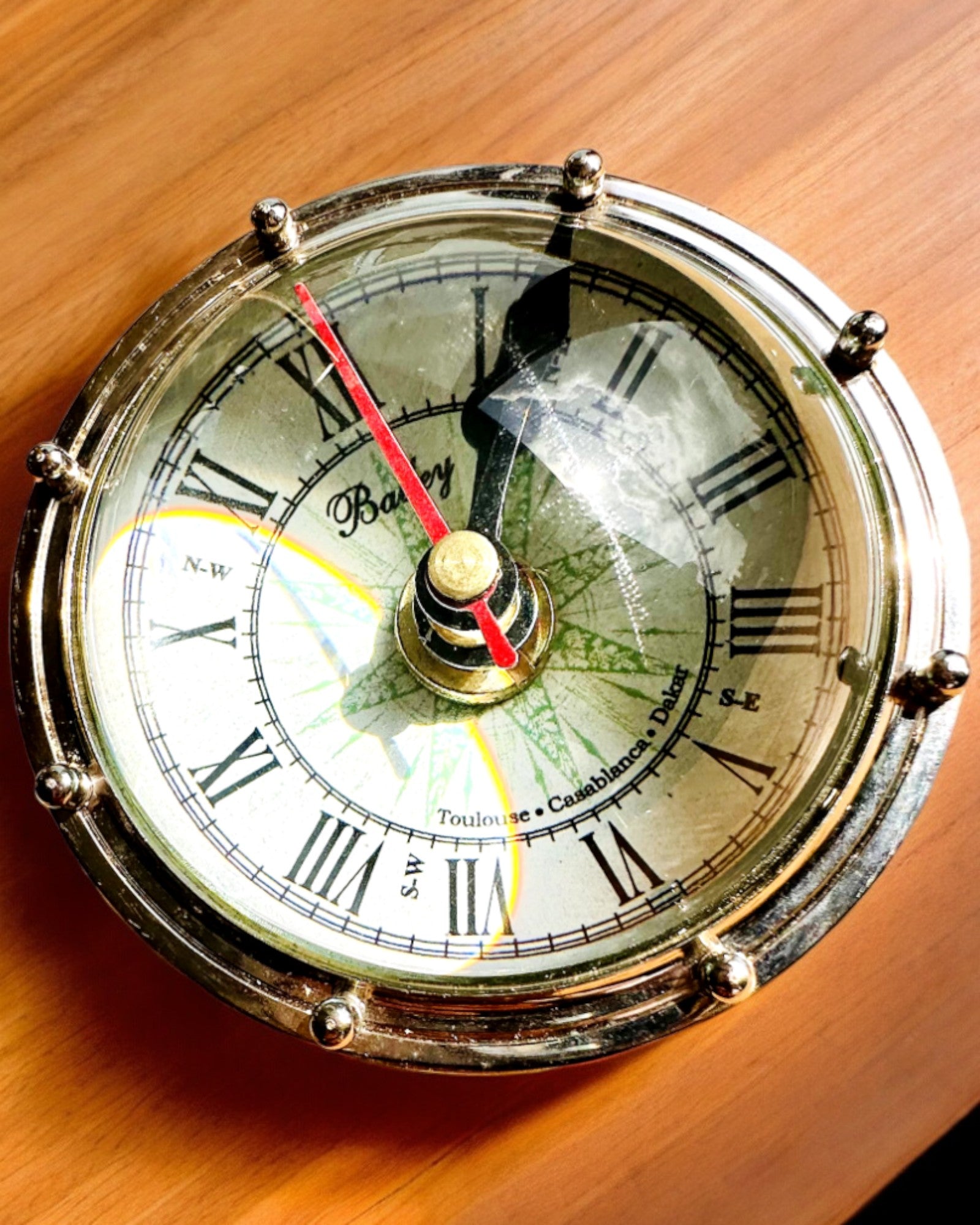 Bailey Compass Clock - Elegante Uhr mit Kompassmotiv und Gravurmöglichkeit