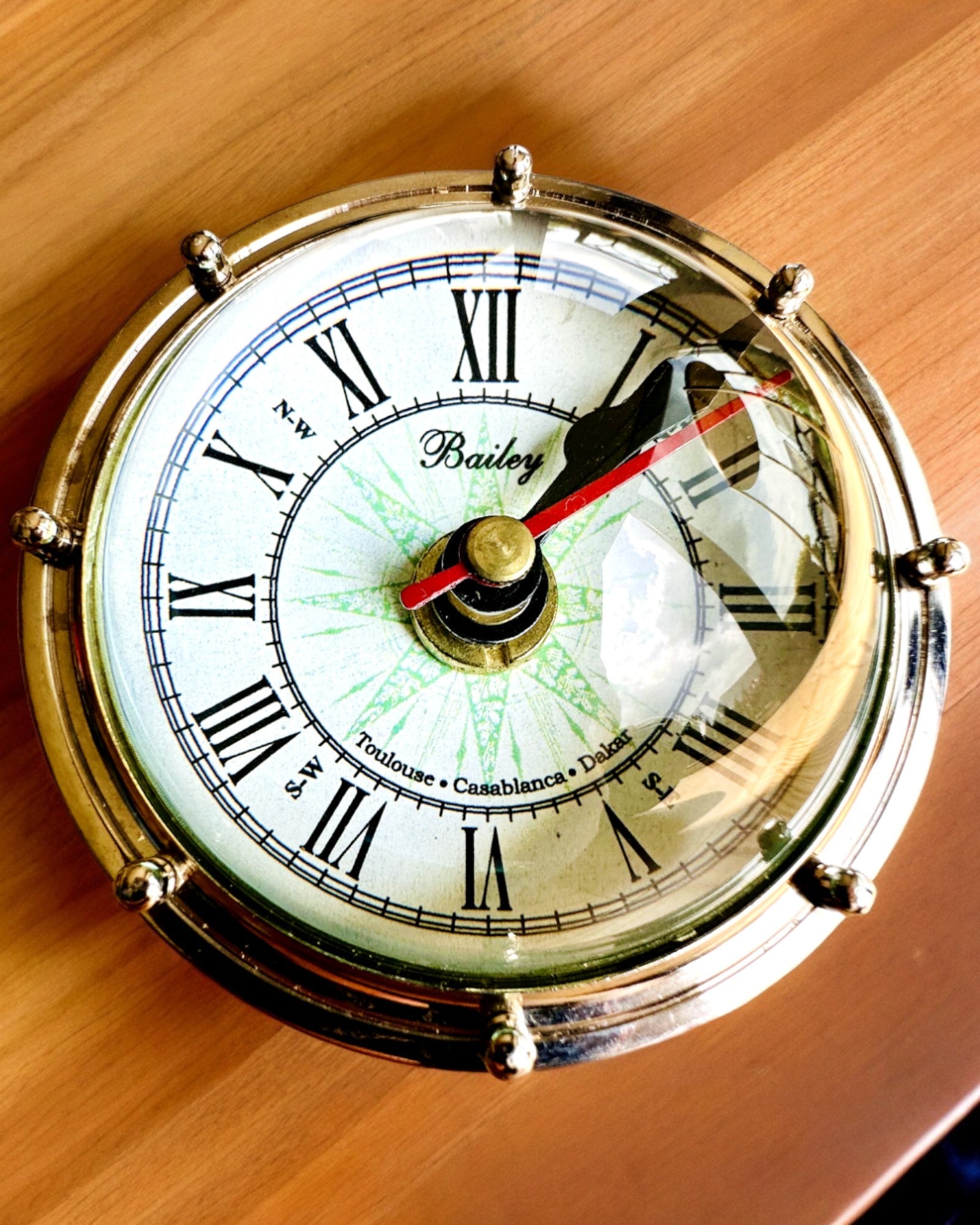 Bailey Compass Clock - Elegante Uhr mit Kompassmotiv und Gravurmöglichkeit