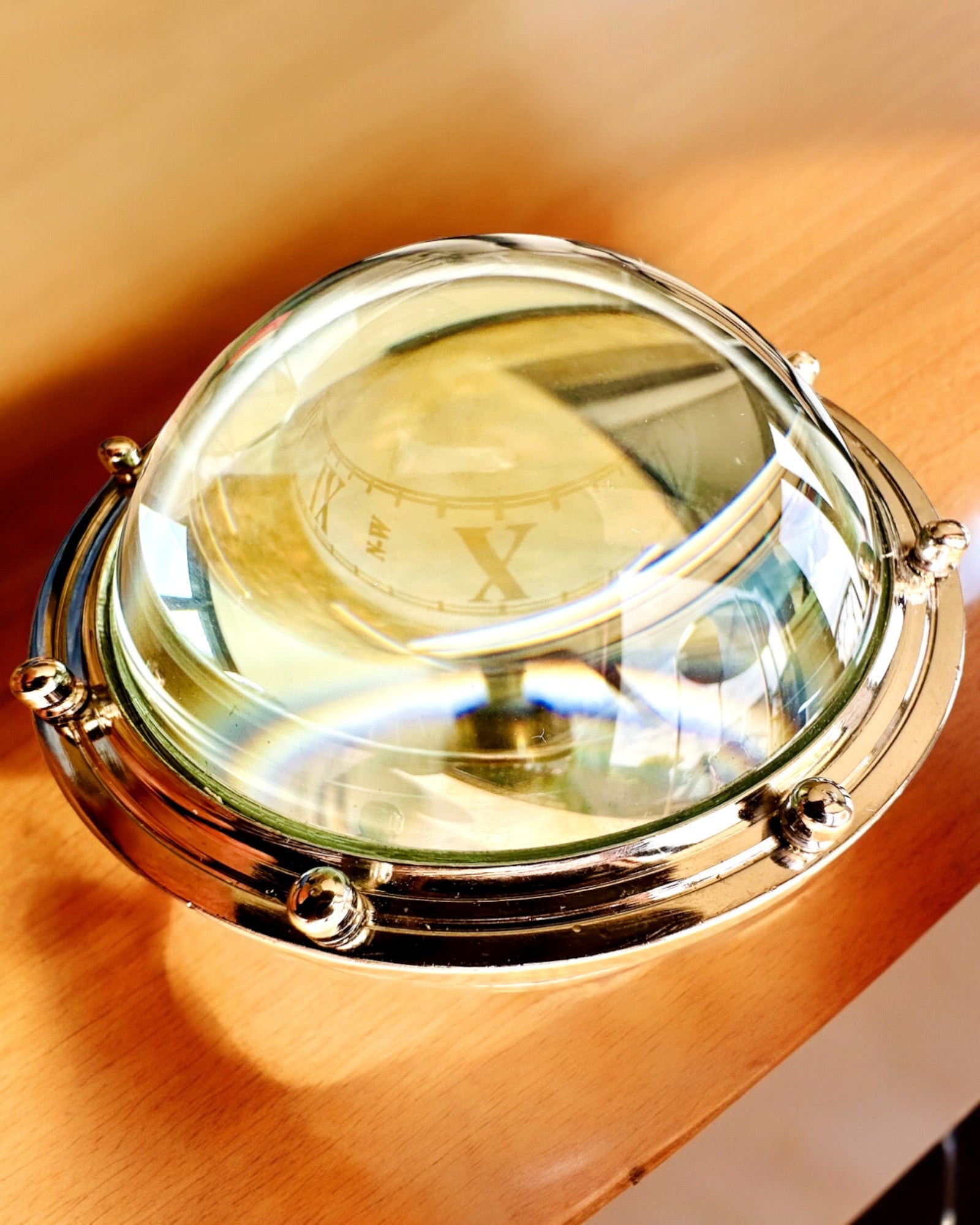 Bailey Compass Clock - Elegante Uhr mit Kompassmotiv und Gravurmöglichkeit