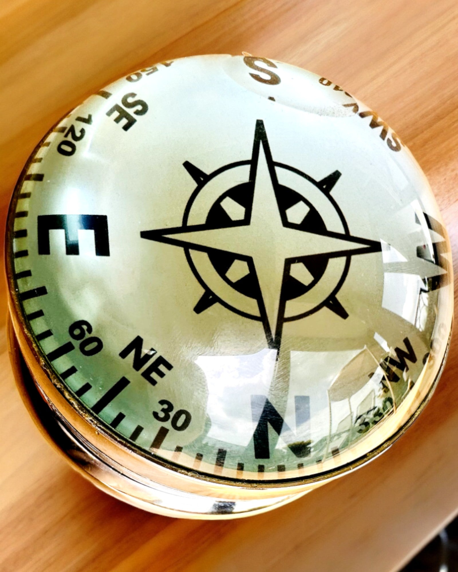 Bailey Compass Clock - Elegante Uhr mit Kompassmotiv und Gravurmöglichkeit