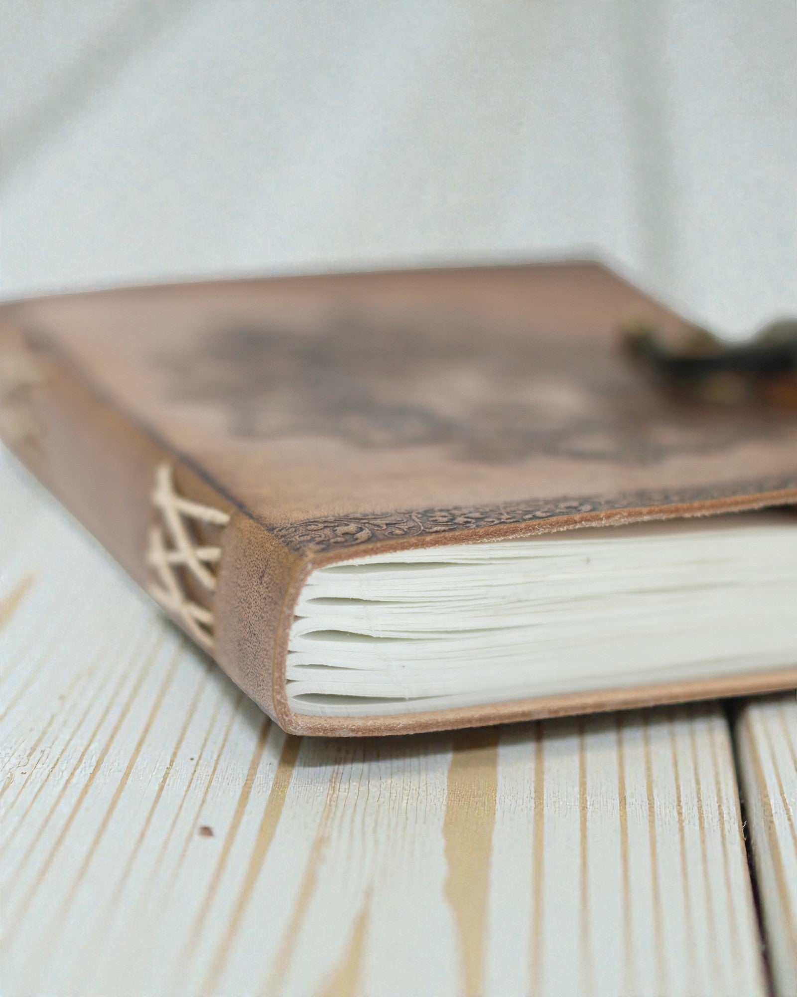 Sylva Spirit – Leder-Notizbuch Grünmann mit Metallverschluss