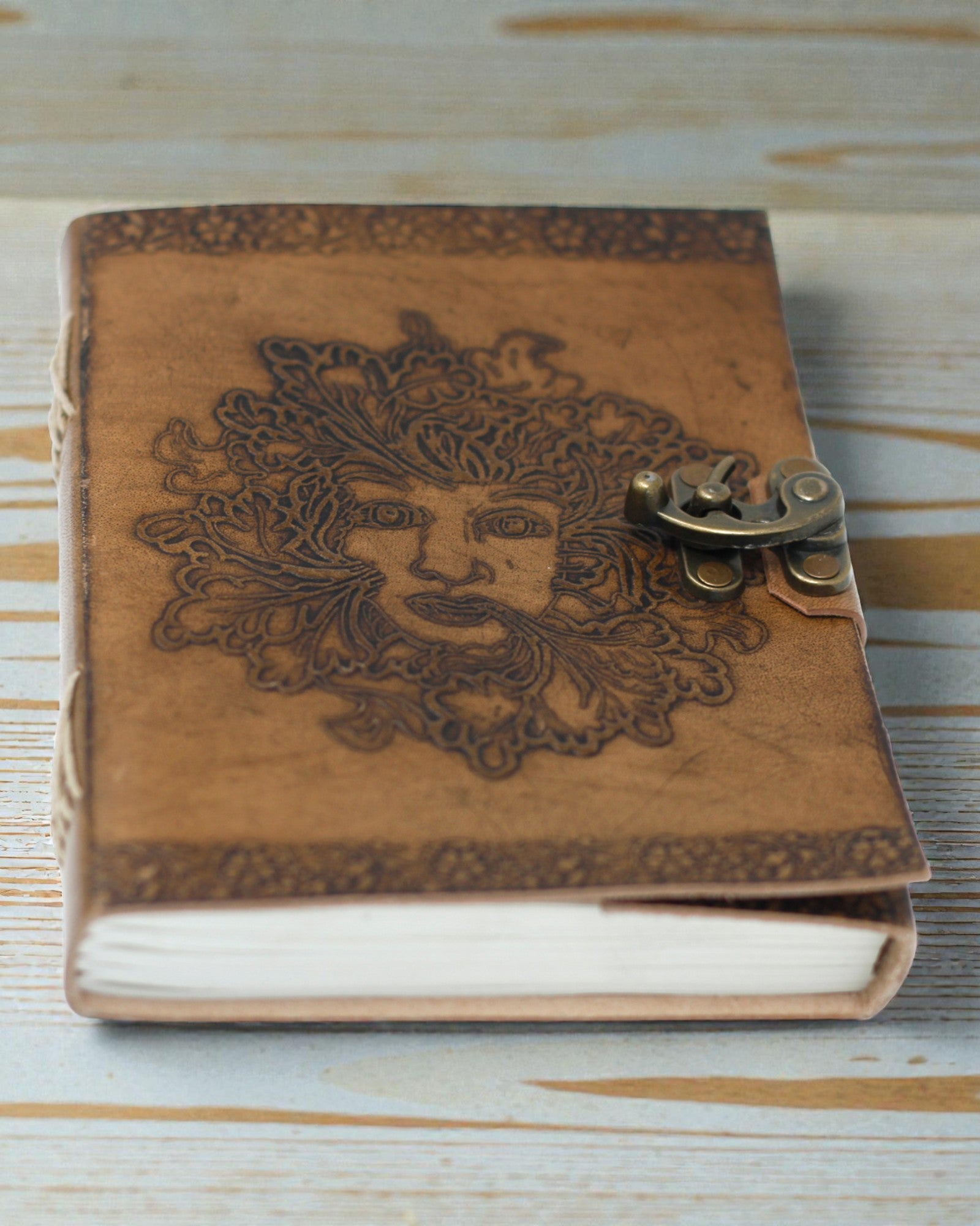 Sylva Spirit – Leder-Notizbuch Grünmann mit Metallverschluss