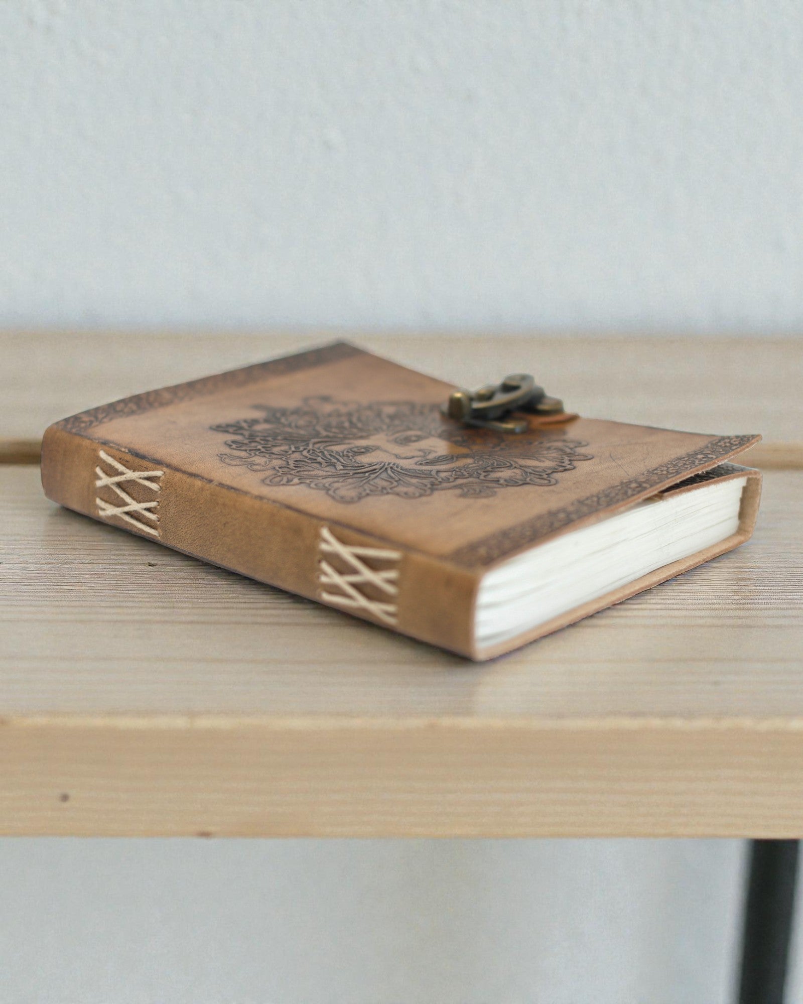 Sylva Spirit – Leder-Notizbuch Grünmann mit Metallverschluss